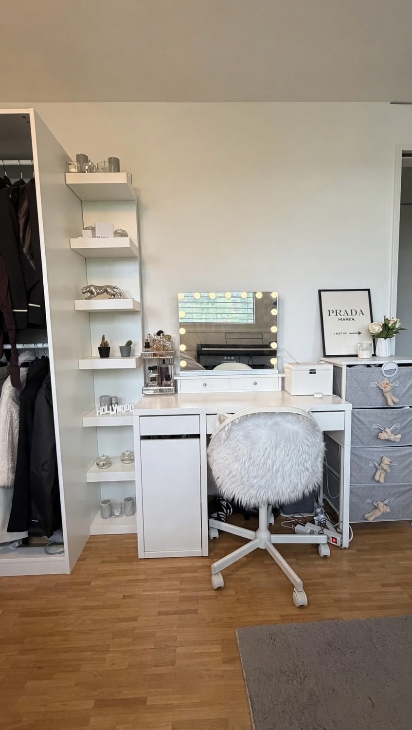 Chambre en colocation

De préférence une femme 👩🏼 – nous recherchons une colocataire pour garder la colocation mixte.

Vous cherchez un nouvel endroit pour vous sentir chez vous ? 🏡

L'appartement est situé à Oerlikon, dans un emplacement idéal et pratique, à environ 8 minutes de la gare d'Oerlik