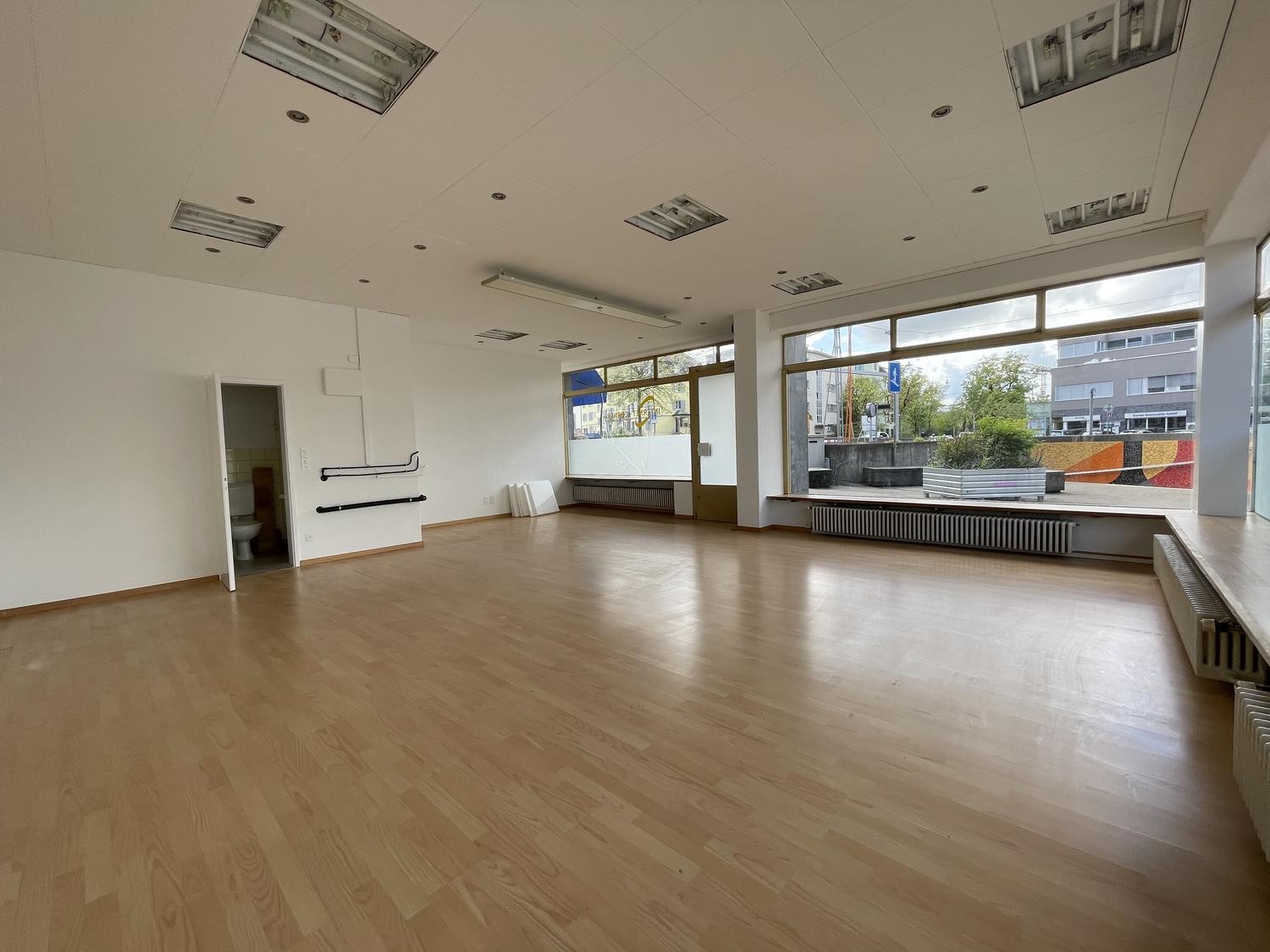 Commercial, Foto 1 von 6