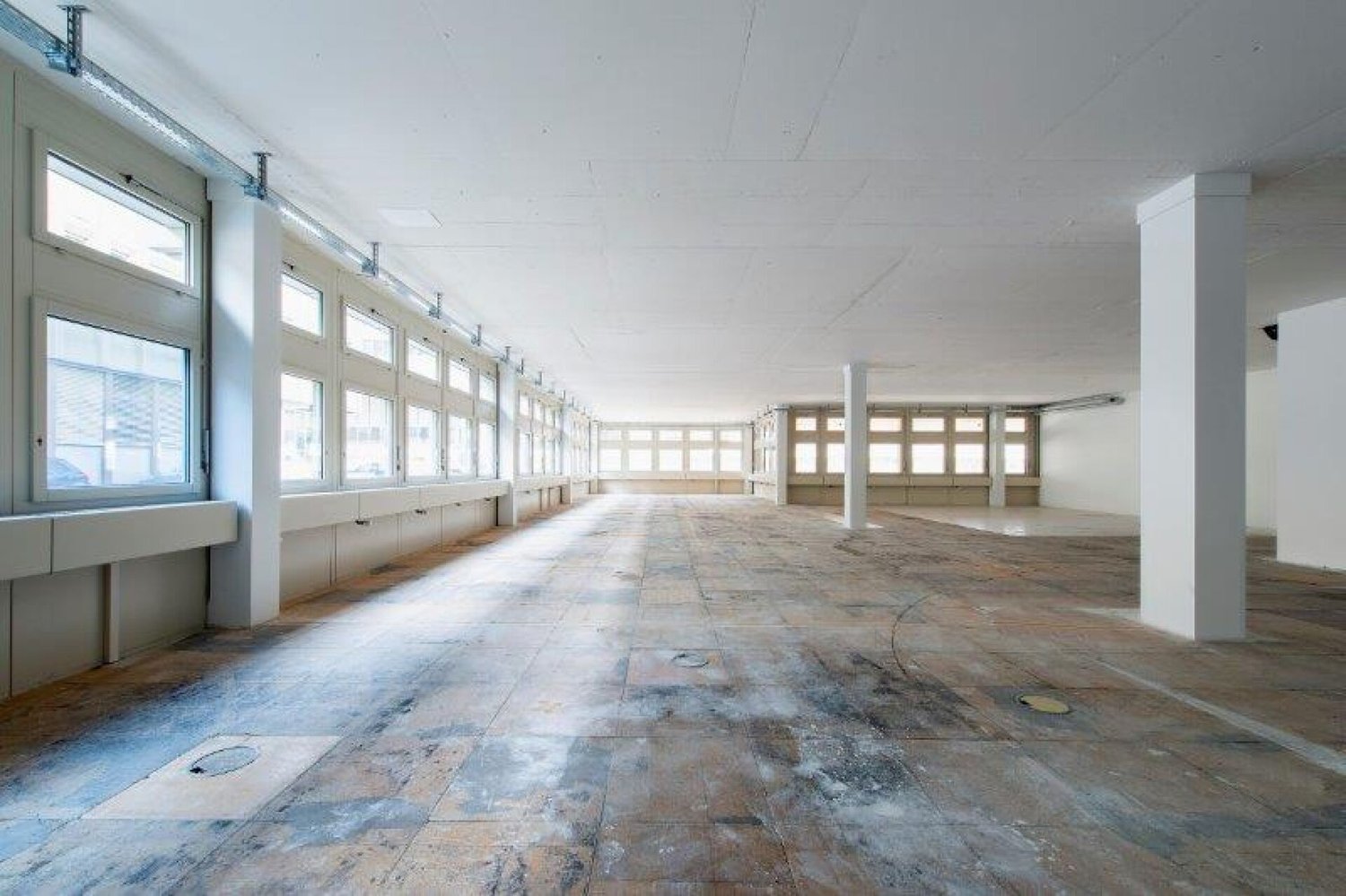 700m² office