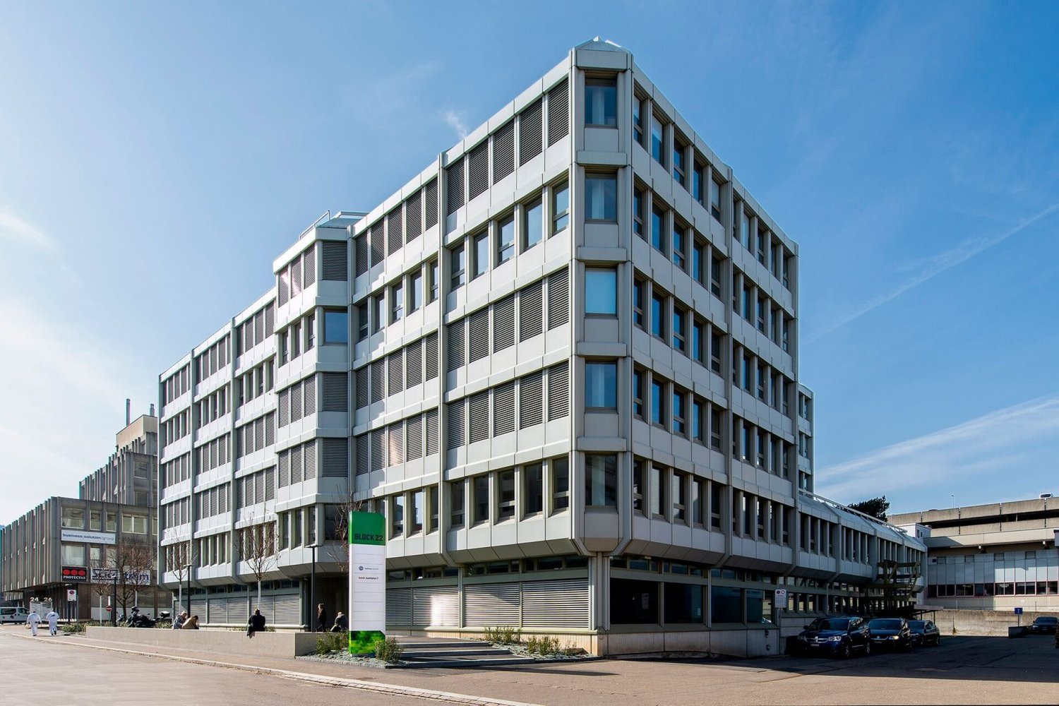 700m² office