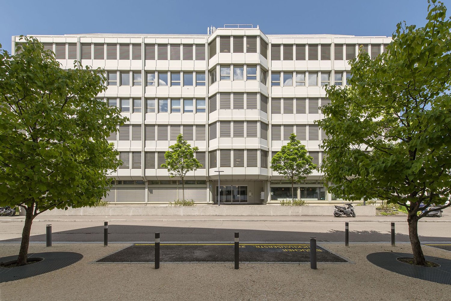 700m² office