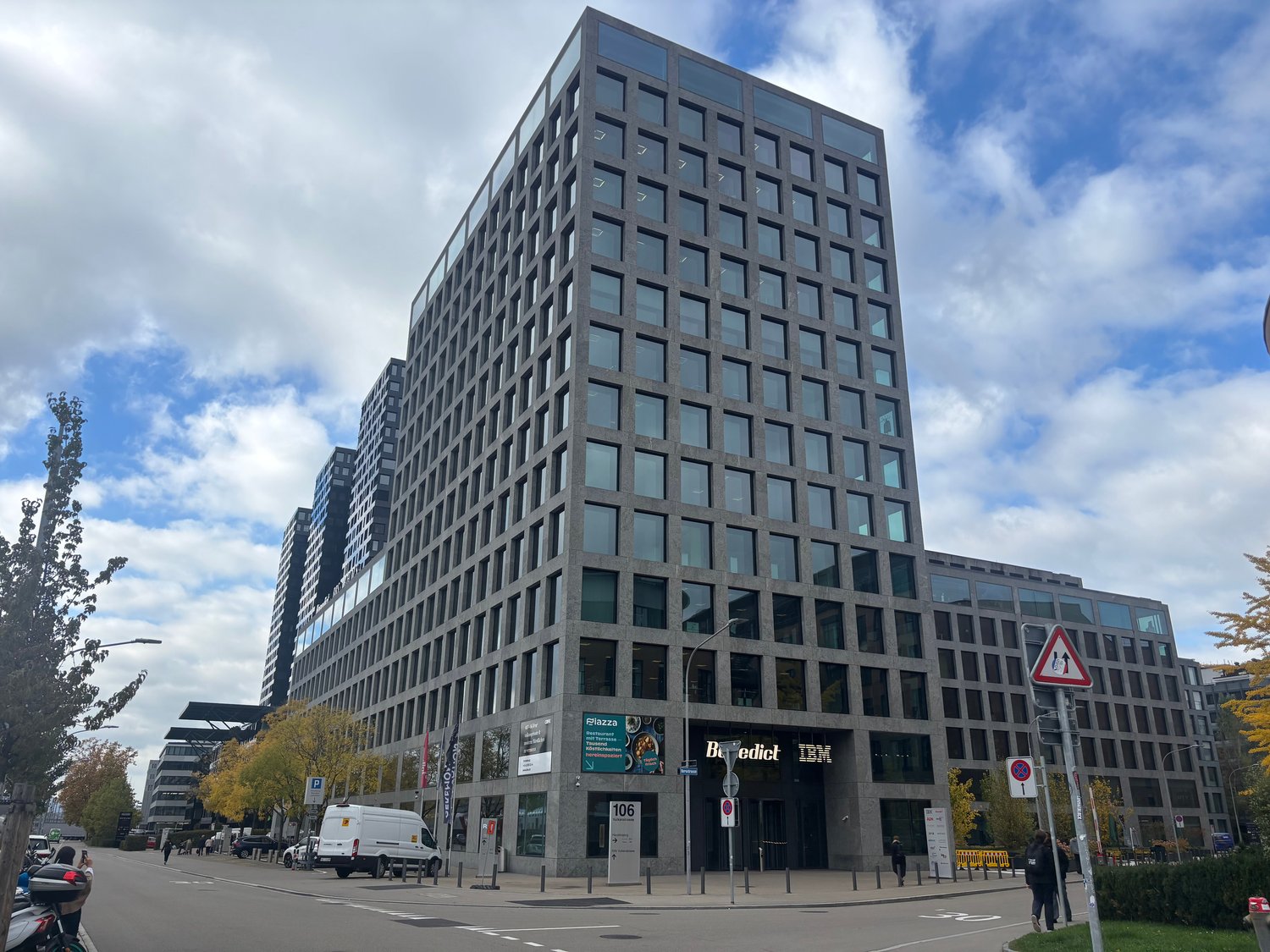 1510m² office