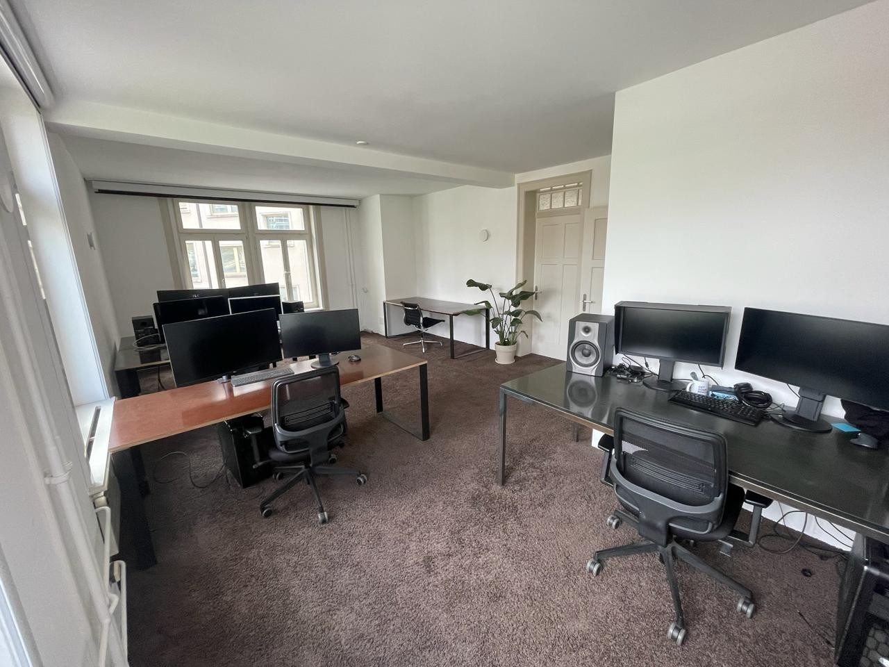 Bureau de 148m²

Beau bureau directement à l'Albisriederplatz avec vue sur le Hardaupark. Le bureau s'étend sur deux étages et offre ainsi beaucoup d'espace pour le travail individuel, les réunions et d'autres possibilités d'utilisation. Grâce à l'aménagement flexible des locaux, la surface convient