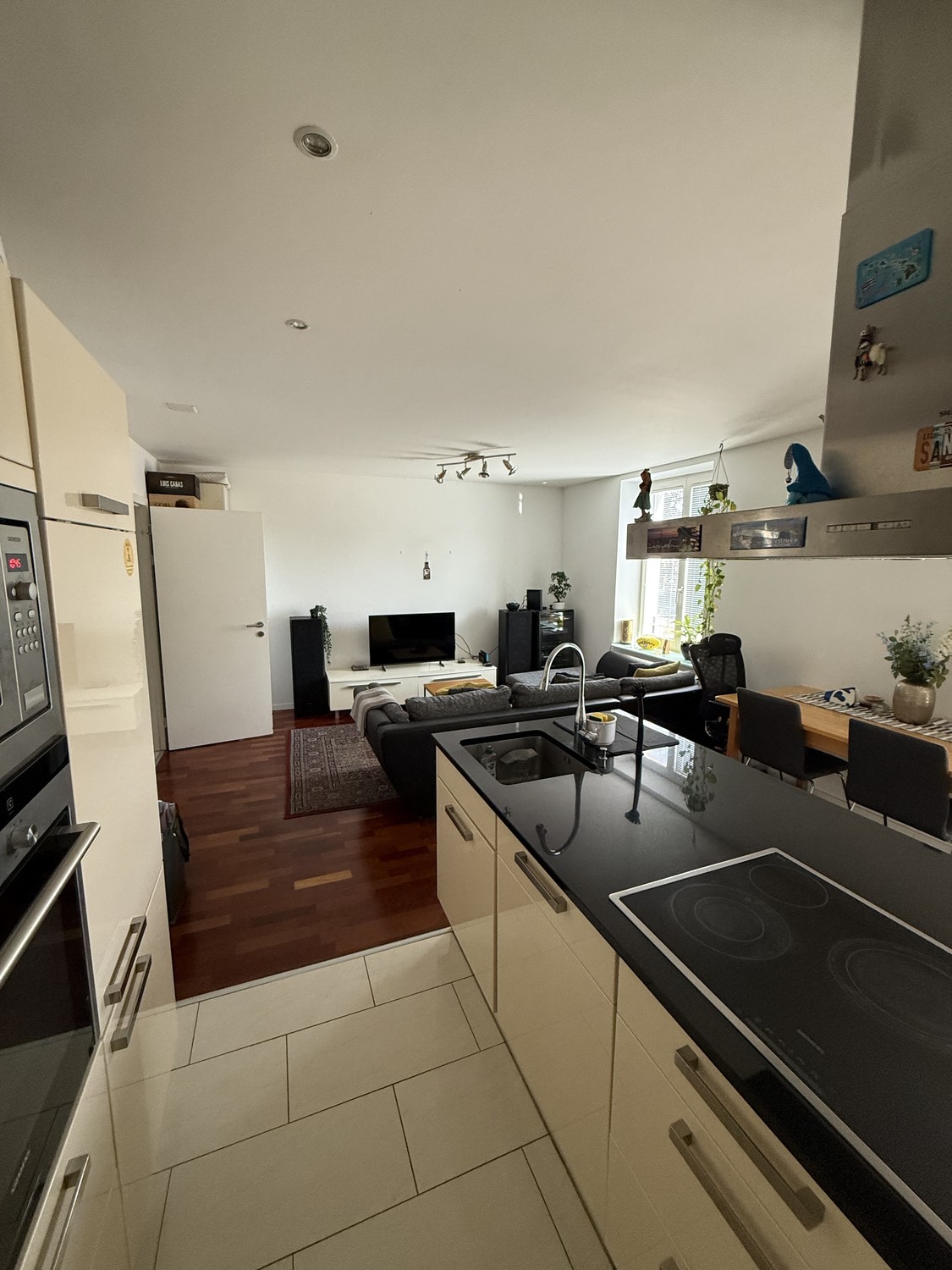 Chambre dans une colocation

Salut à tous🙋🏼

Nous cherchons quelqu'un pour reprendre la dernière chambre de notre appartement en colocation à Zurlindenstrasse. L'appartement est moderne, bien situé, lumineux et prêt pour votre emménagement à partir du 1er novembre.

Commodités :

- Lave-vaisselle���