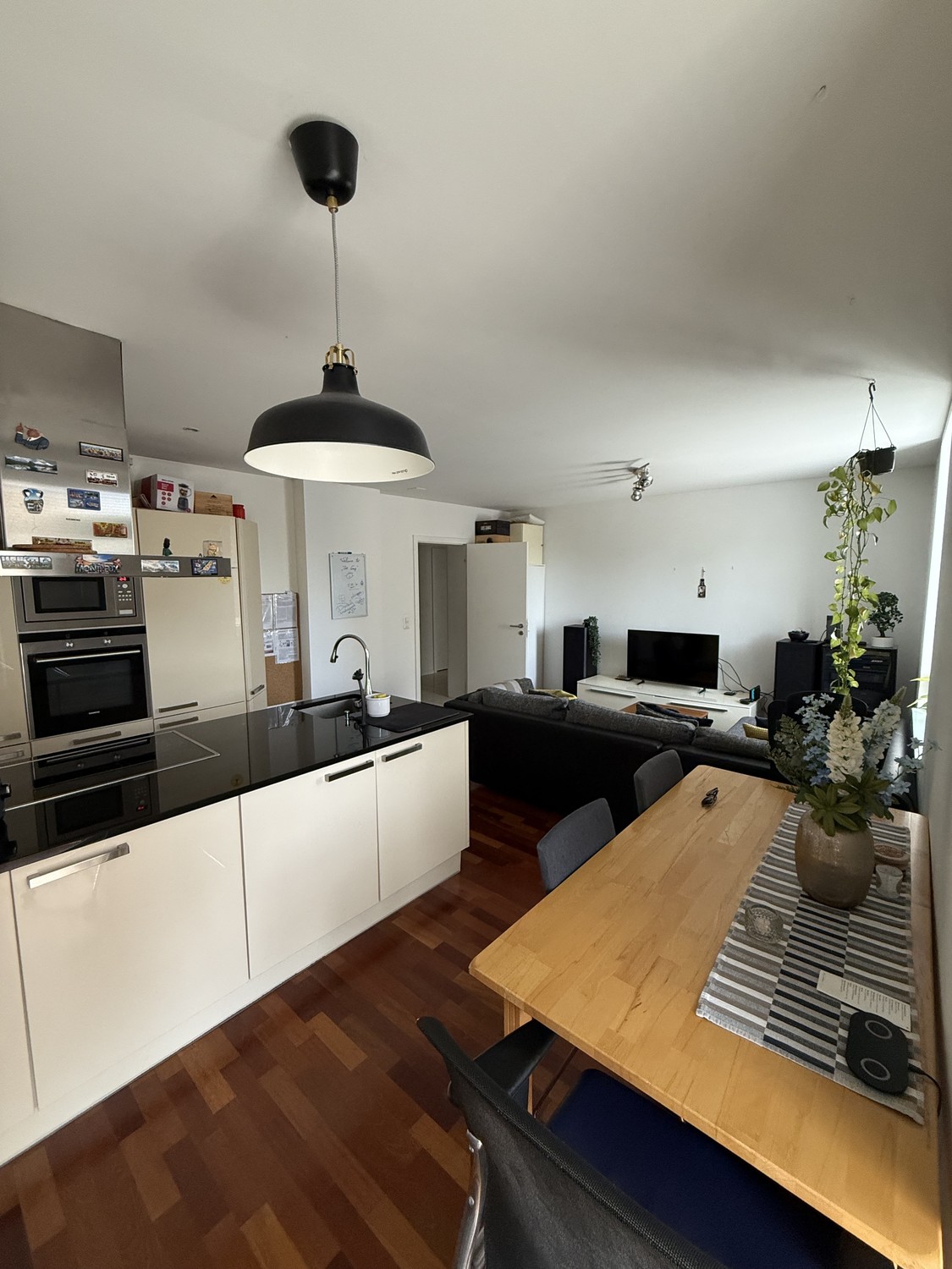 Chambre dans une colocation

Salut à tous🙋🏼

Nous cherchons quelqu'un pour reprendre la dernière chambre de notre appartement en colocation à Zurlindenstrasse. L'appartement est moderne, bien situé, lumineux et prêt pour votre emménagement à partir du 1er novembre.

Commodités :

- Lave-vaisselle���