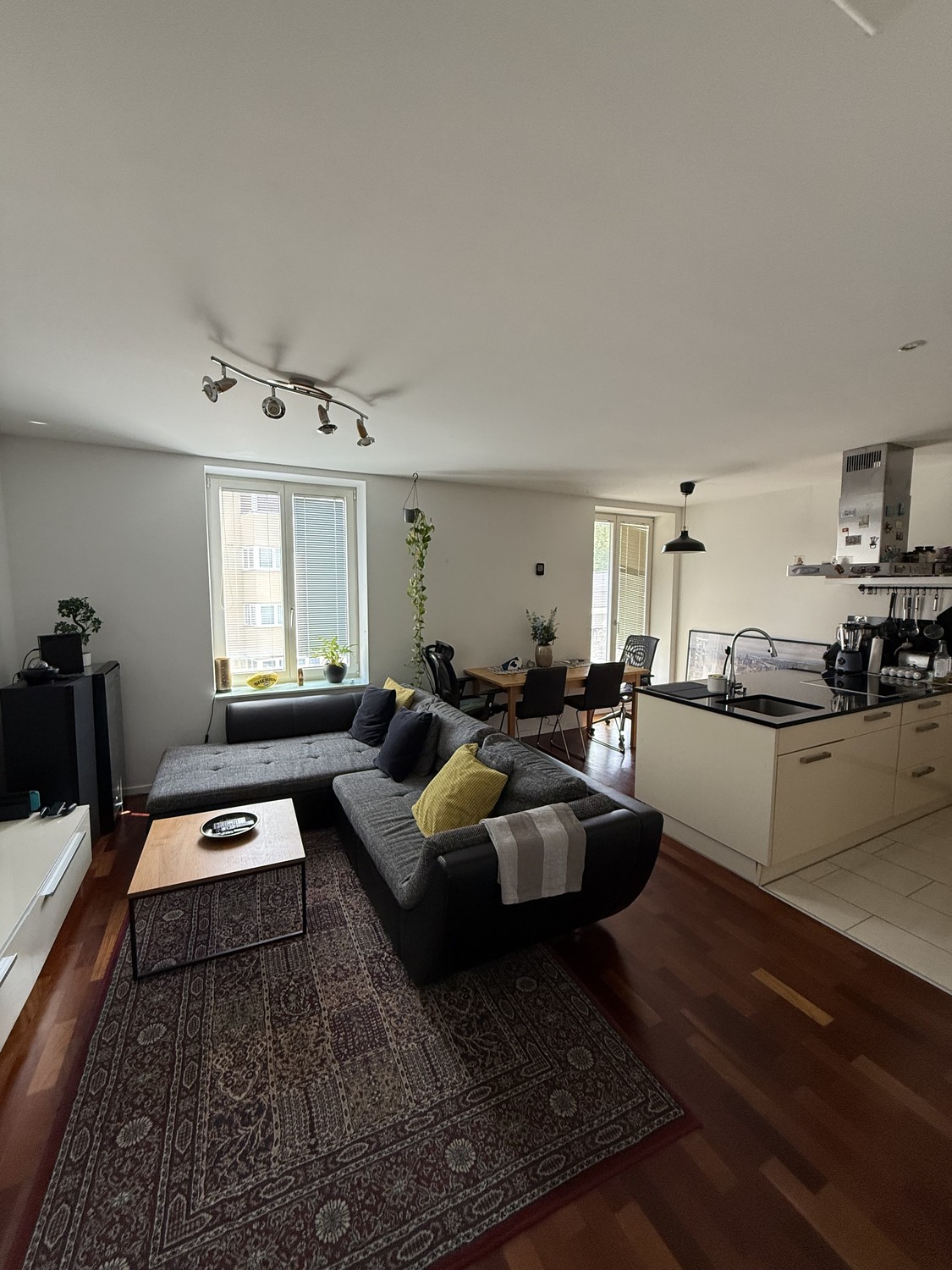 Chambre dans une colocation

Salut à tous🙋🏼

Nous cherchons quelqu'un pour reprendre la dernière chambre de notre appartement en colocation à Zurlindenstrasse. L'appartement est moderne, bien situé, lumineux et prêt pour votre emménagement à partir du 1er novembre.

Commodités :

- Lave-vaisselle���