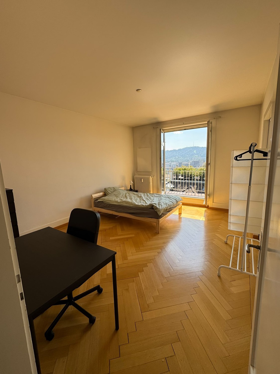 Zimmer in einer Wohngemeinschaft
Suchen Sie einen neuen Ort, den Sie Ihr Zuhause nennen können? :)
Ich vermiete ein voll möbliertes und geräumiges Zimmer mit eigenem Balkon in einer sehr hellen und grossen Wohnung im Zentrum von Zürich, zwischen den Tramhaltestellen Röslistrasse und Ottikerstr, Foto 1 von 3