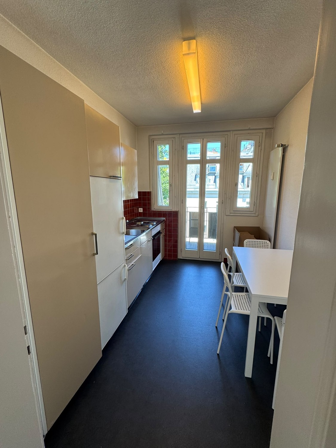 Zimmer in einer Wohngemeinschaft
Suchen Sie einen neuen Ort, den Sie Ihr Zuhause nennen können? :)
Ich vermiete ein voll möbliertes und geräumiges Zimmer mit eigenem Balkon in einer sehr hellen und grossen Wohnung im Zentrum von Zürich, zwischen den Tramhaltestellen Röslistrasse und Ottikerstr, Foto 2 von 3
