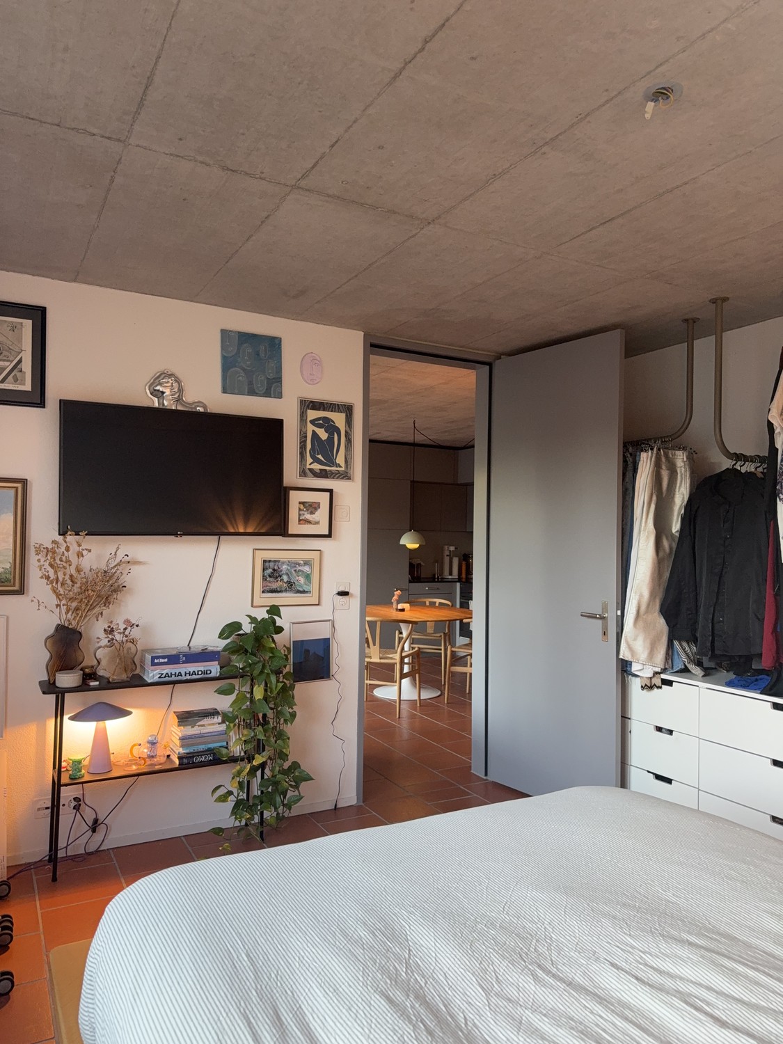 Appartement meublé en sous-location | 24 novembre – 12 janvier

Je loue mon appartement confortable, entièrement meublé, en sous-location du 24 novembre 2026 au 12 janvier 2027. La période peut également être adaptée de manière flexible après accord.

L'appartement est entièrement aménagé et équipé.