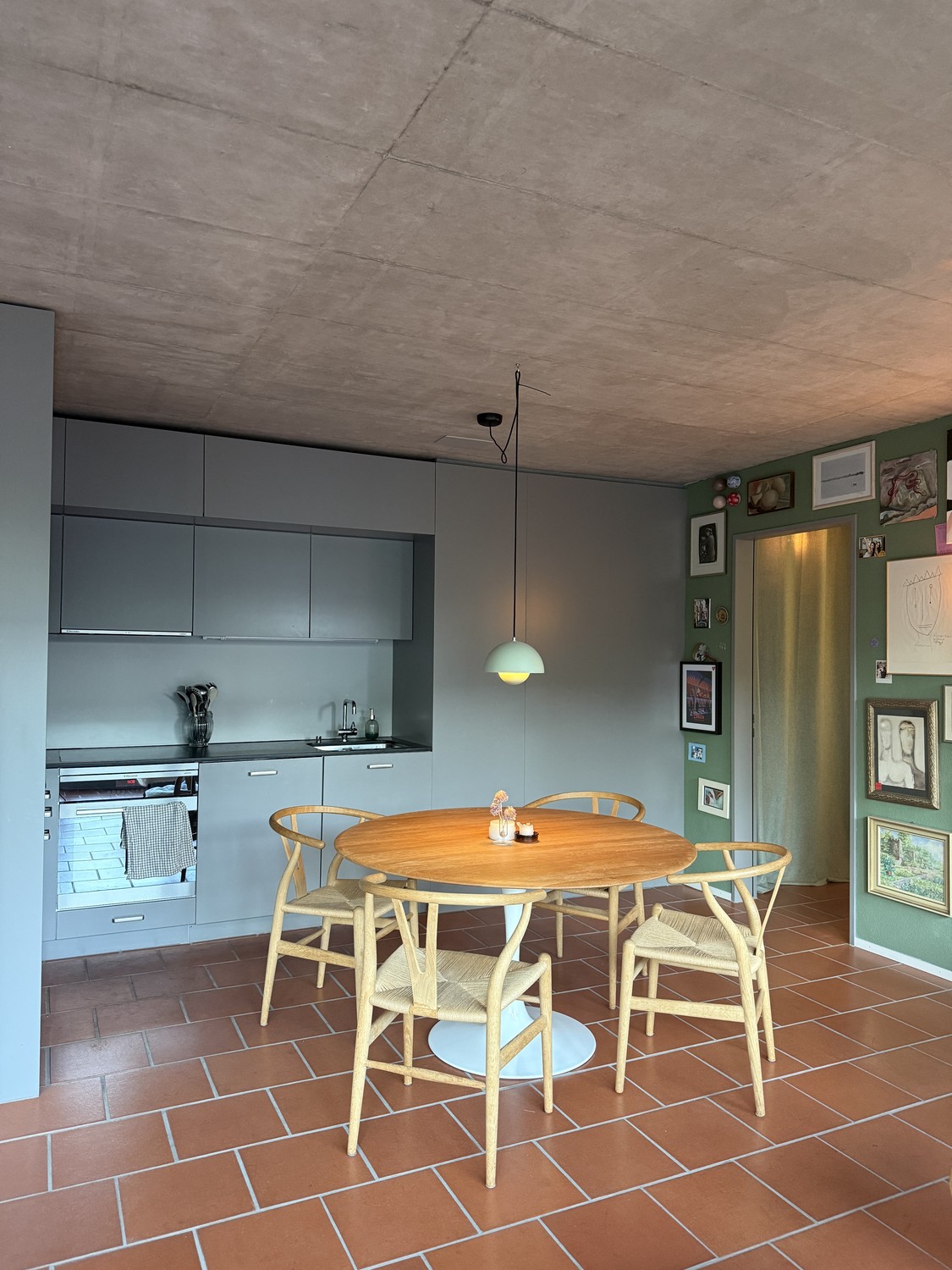 Appartement meublé en sous-location | 24 novembre – 12 janvier

Je loue mon appartement confortable, entièrement meublé, en sous-location du 24 novembre 2026 au 12 janvier 2027. La période peut également être adaptée de manière flexible après accord.

L'appartement est entièrement aménagé et équipé.