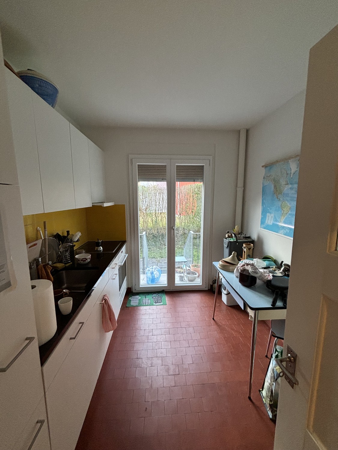 Zimmer in einer WG

Das Zimmer wird möbliert vermietet. Es gibt ein grosses Wohnzimmer zur Mitbenutzung. In der Wohnung lebt ein ruhiger und respektvoller Mitbewohner, der berufstätig ist. Die Bilder zeigen das Zimmer mit persönlichen Gegenständen, die entfernt werden.  
  
Das Zimmer ist vom 1. Okt
