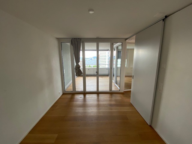 Bright 3.5-room apartment with city view and balcony on the 8th floor