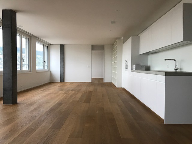 Bright 3.5-room apartment with city view and balcony on the 8th floor