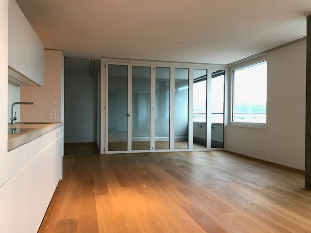Bright 3.5-room apartment with city view and balcony on the 8th floor