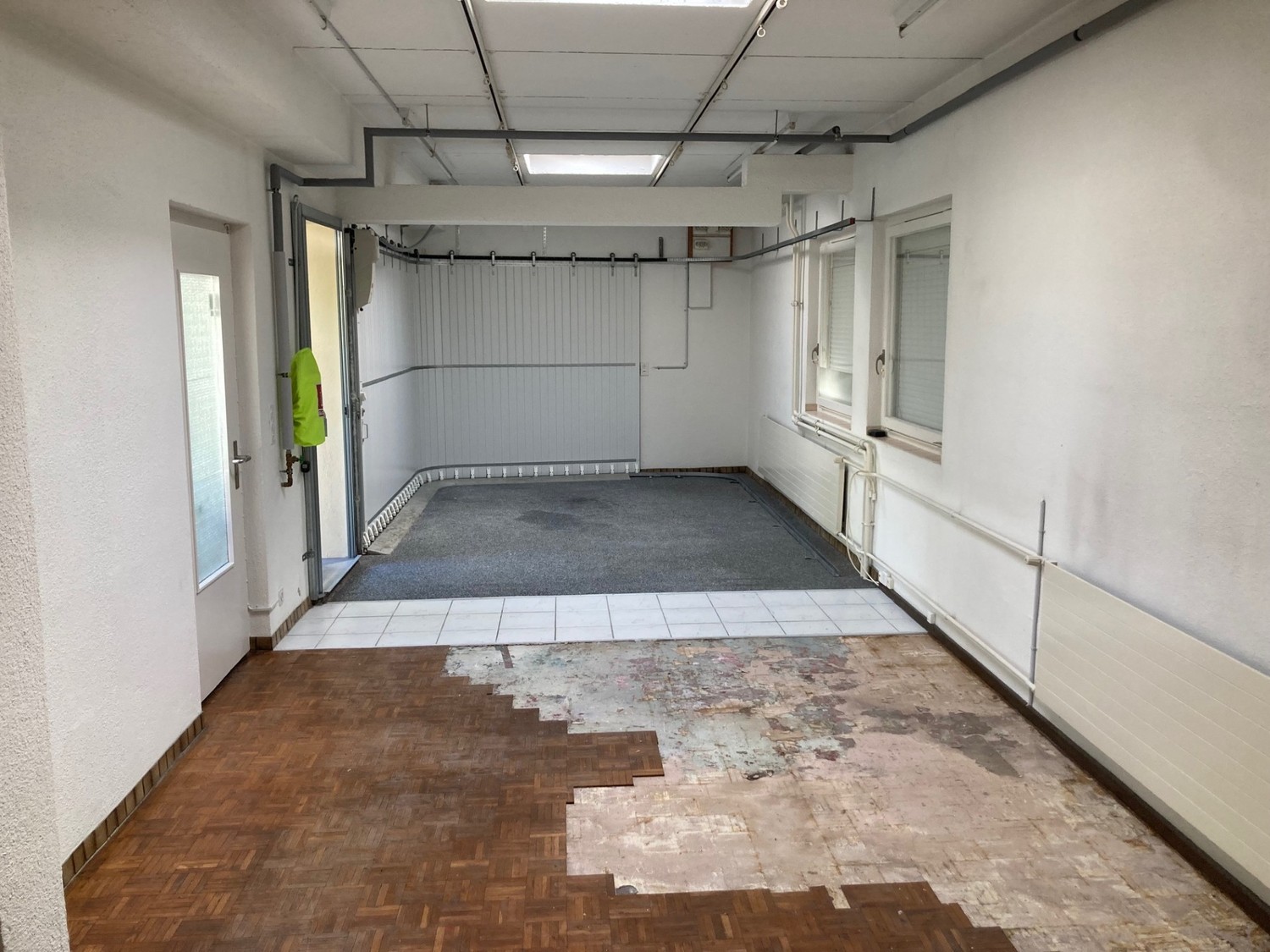 77m² commercial