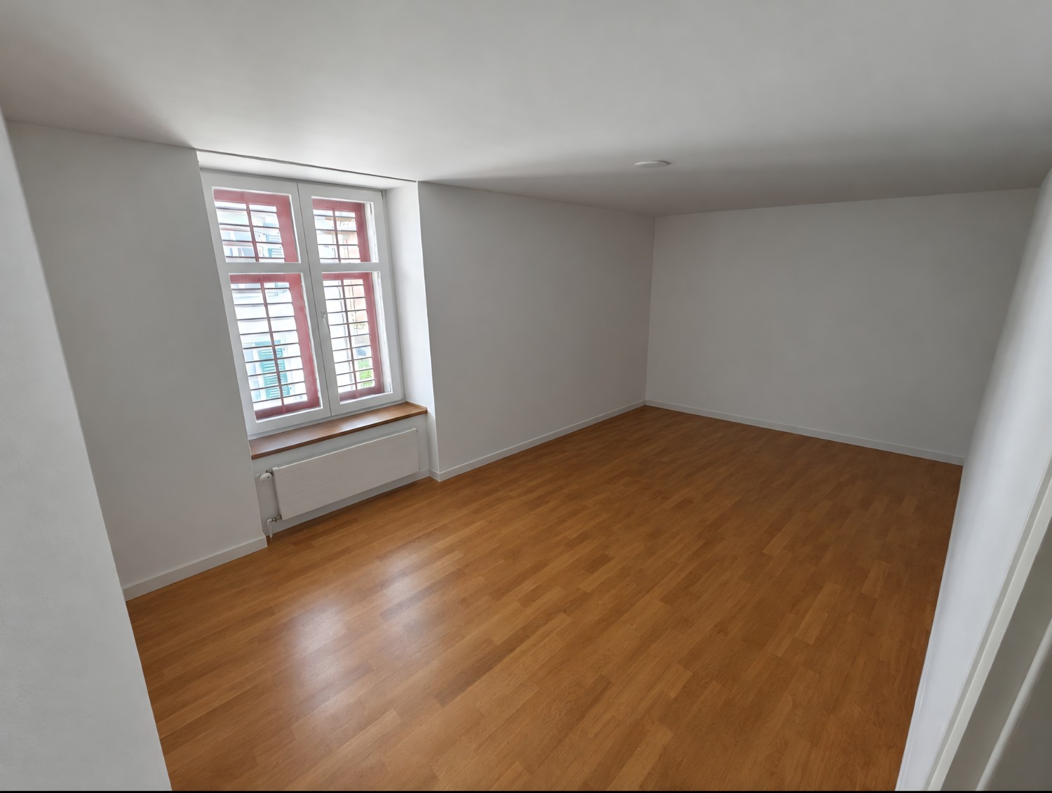 Chambre dans une colocation
La chambre fait environ 20 m² et est non meublée, vous pouvez donc l'aménager à votre goût. Vous partagerez avec moi une cuisine entièrement équipée, un salon, une salle de bain et un balcon. Disponible immédiatement !
