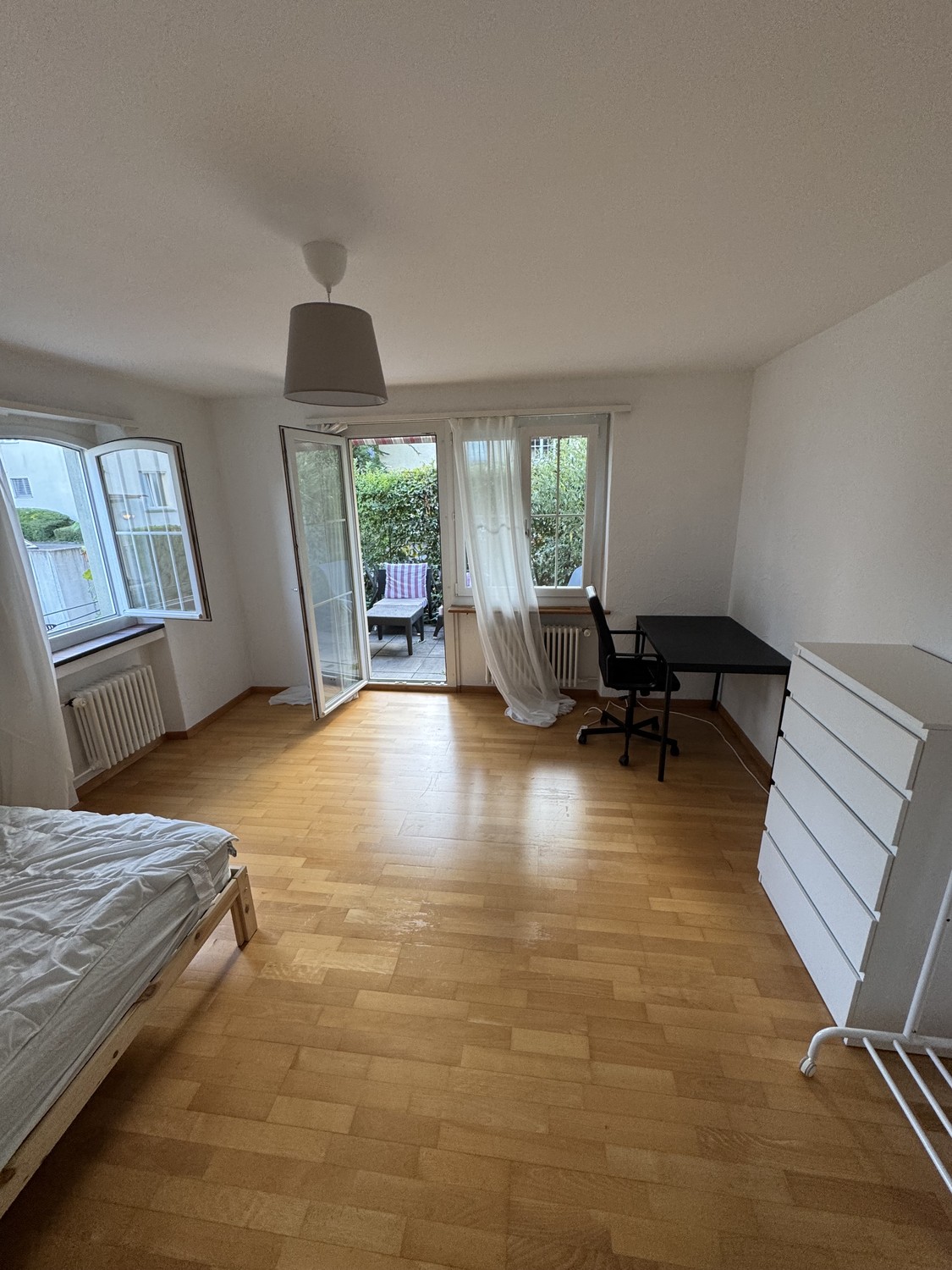 Chambre dans une colocation

Je cherche un locataire pour reprendre ma chambre dès que possible.

Cette belle chambre se trouve à 4 minutes en bus de la gare d'Oerlikon, l'arrêt de bus le plus proche est Neuaffoltern.

Le prix est super bon marché, compte tenu de l'emplacement et de l'accès privé à 