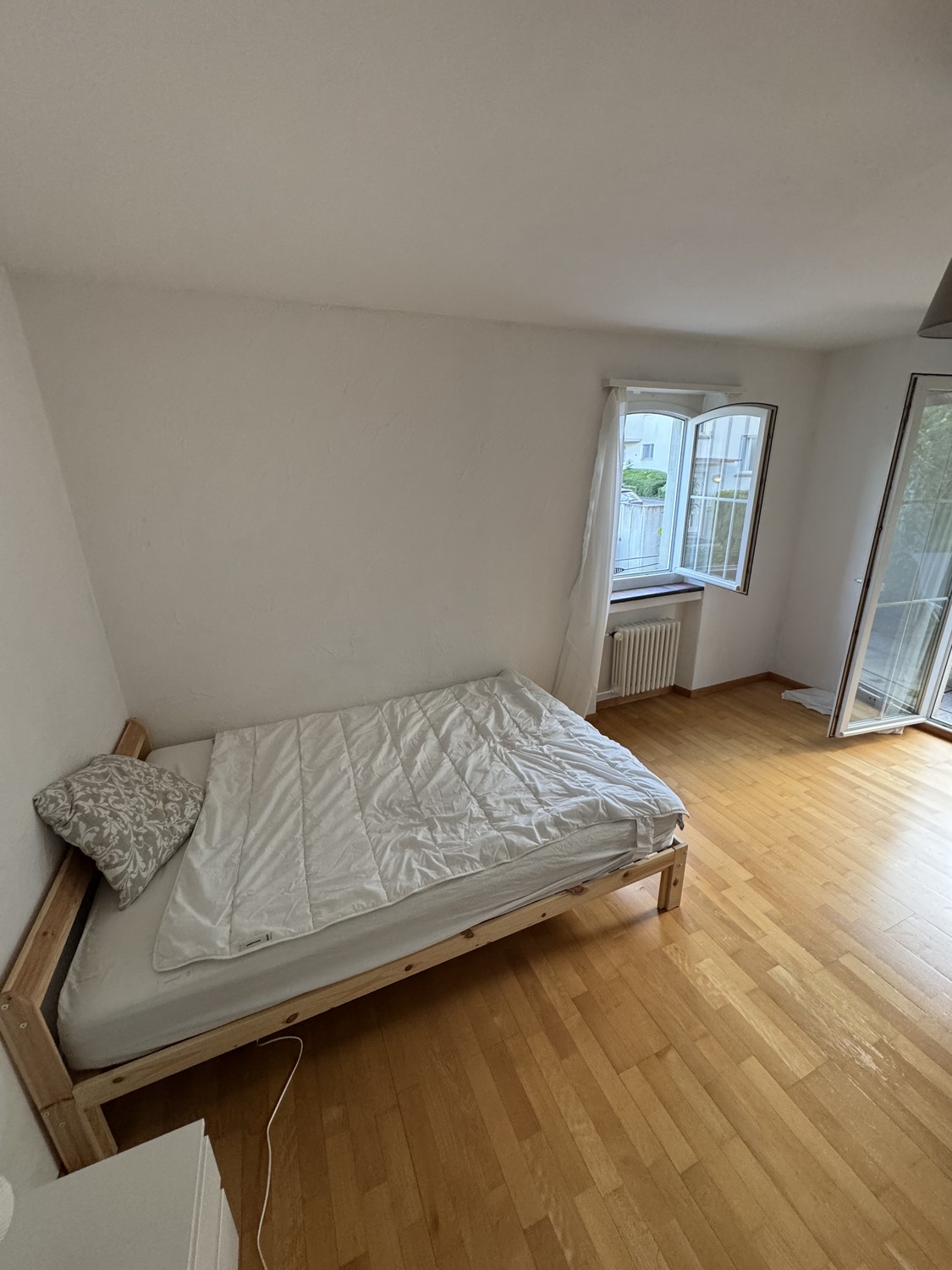 Chambre dans une colocation

Je cherche un locataire pour reprendre ma chambre dès que possible.

Cette belle chambre se trouve à 4 minutes en bus de la gare d'Oerlikon, l'arrêt de bus le plus proche est Neuaffoltern.

Le prix est super bon marché, compte tenu de l'emplacement et de l'accès privé à 