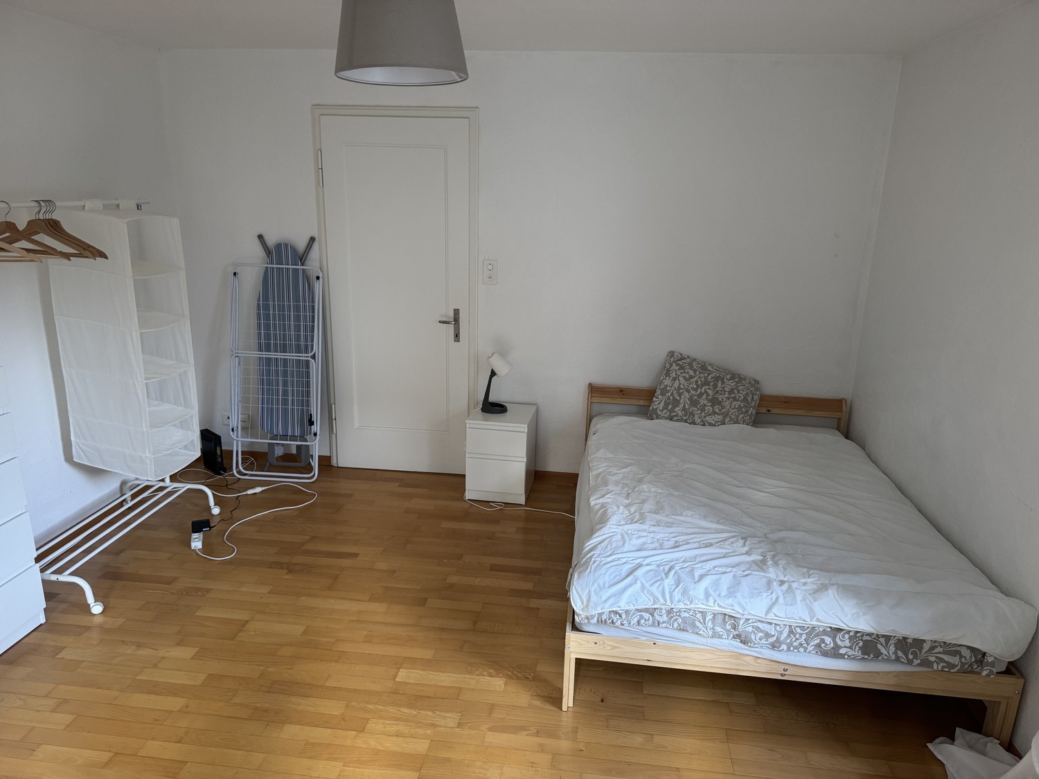 Chambre dans une colocation

Je cherche un locataire pour reprendre ma chambre dès que possible.

Cette belle chambre se trouve à 4 minutes en bus de la gare d'Oerlikon, l'arrêt de bus le plus proche est Neuaffoltern.

Le prix est super bon marché, compte tenu de l'emplacement et de l'accès privé à 