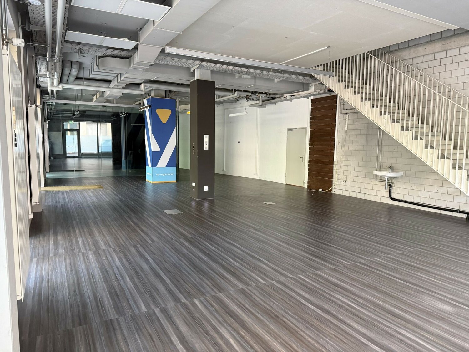 230m² commercial, photo 2 of 10