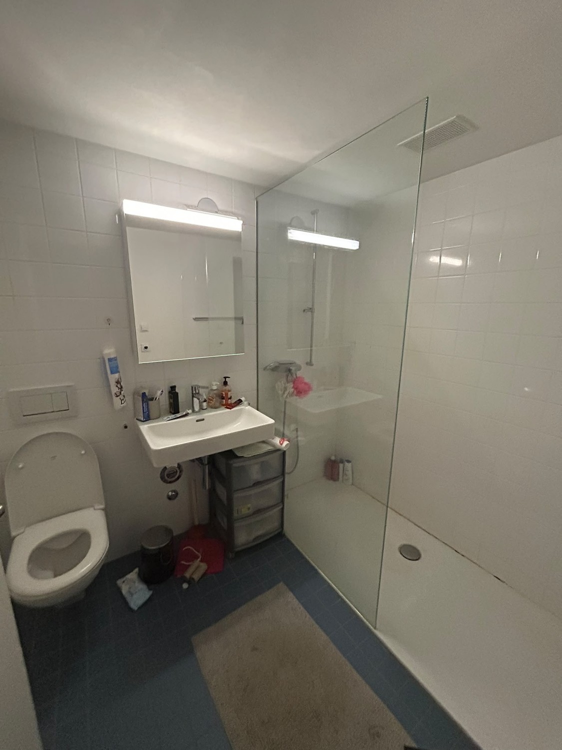 Zimmer in einer Wohngemeinschaft
Suchen Sie nach einem tollen Ort zum Leben in Zürich mit einer unschlagbaren Lage?
Ein Zimmer ist in einer 110m² grossen Wohngemeinschaft in Oerlikon verfügbar, nur 200 Meter vom Bahnhof Oerlikon entfernt 🚆
✨ Eckdaten:
- 110m² Wohnung
- Geteilt mit 2 Personen
, Foto 1 von 8