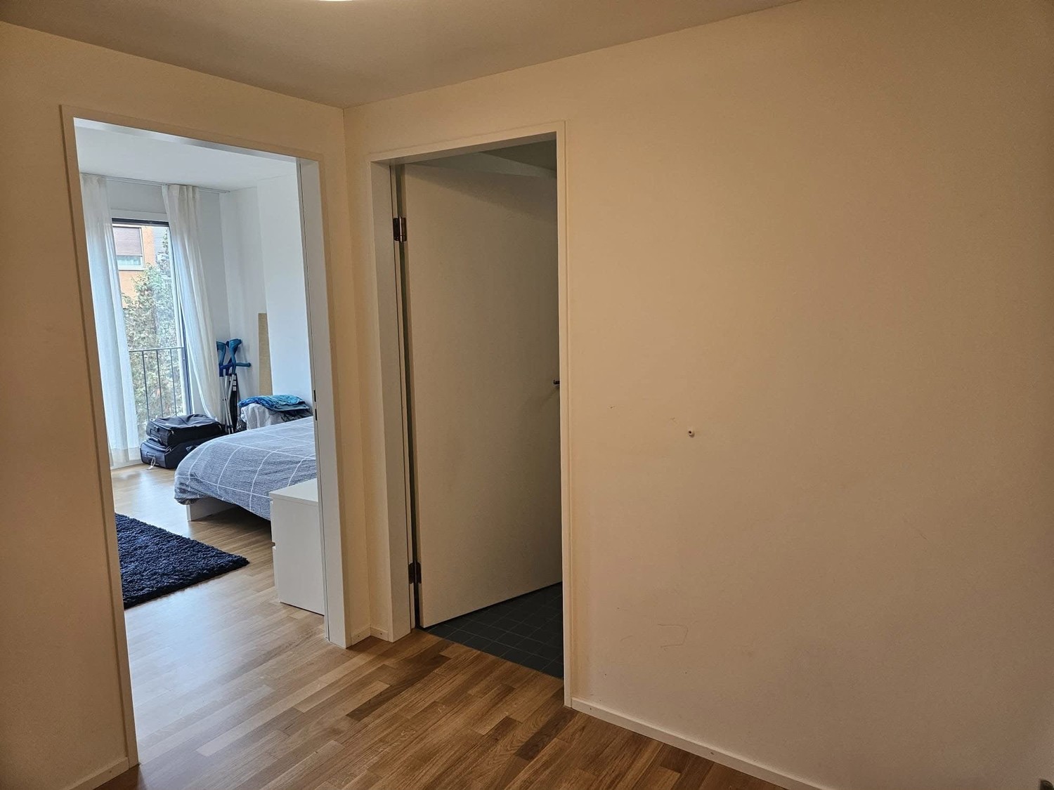 Zimmer in einer Wohngemeinschaft
Suchen Sie nach einem tollen Ort zum Leben in Zürich mit einer unschlagbaren Lage?
Ein Zimmer ist in einer 110m² grossen Wohngemeinschaft in Oerlikon verfügbar, nur 200 Meter vom Bahnhof Oerlikon entfernt 🚆
✨ Eckdaten:
- 110m² Wohnung
- Geteilt mit 2 Personen
, Foto 5 von 8