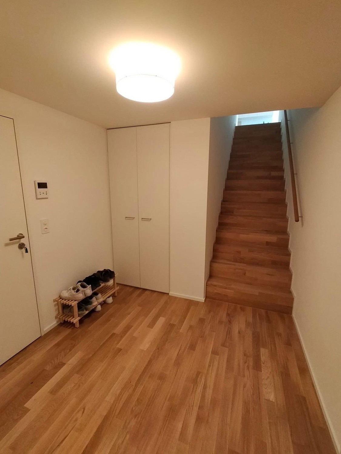 Zimmer in einer Wohngemeinschaft
Suchen Sie nach einem tollen Ort zum Leben in Zürich mit einer unschlagbaren Lage?
Ein Zimmer ist in einer 110m² grossen Wohngemeinschaft in Oerlikon verfügbar, nur 200 Meter vom Bahnhof Oerlikon entfernt 🚆
✨ Eckdaten:
- 110m² Wohnung
- Geteilt mit 2 Personen
, Foto 8 von 8