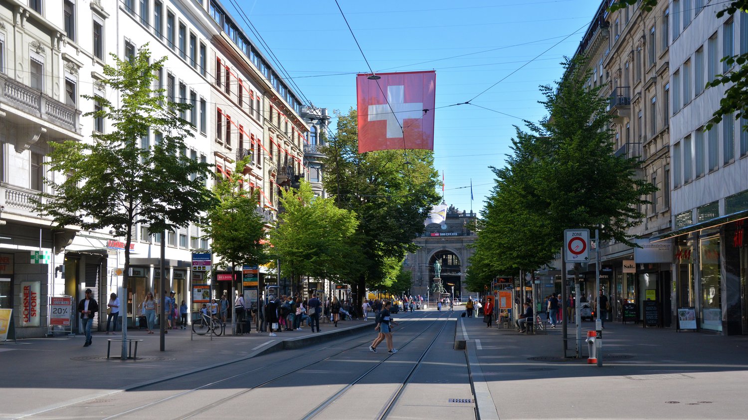 Local commercial de 73m²

Les demandes doivent être formulées exclusivement en indiquant votre concept.

**Les demandes générales sans commentaire ne recevront pas de réponse.**

Le local commercial est situé dans un emplacement de premier choix avec la plus forte fréquentation de la Bahnhofstrasse.