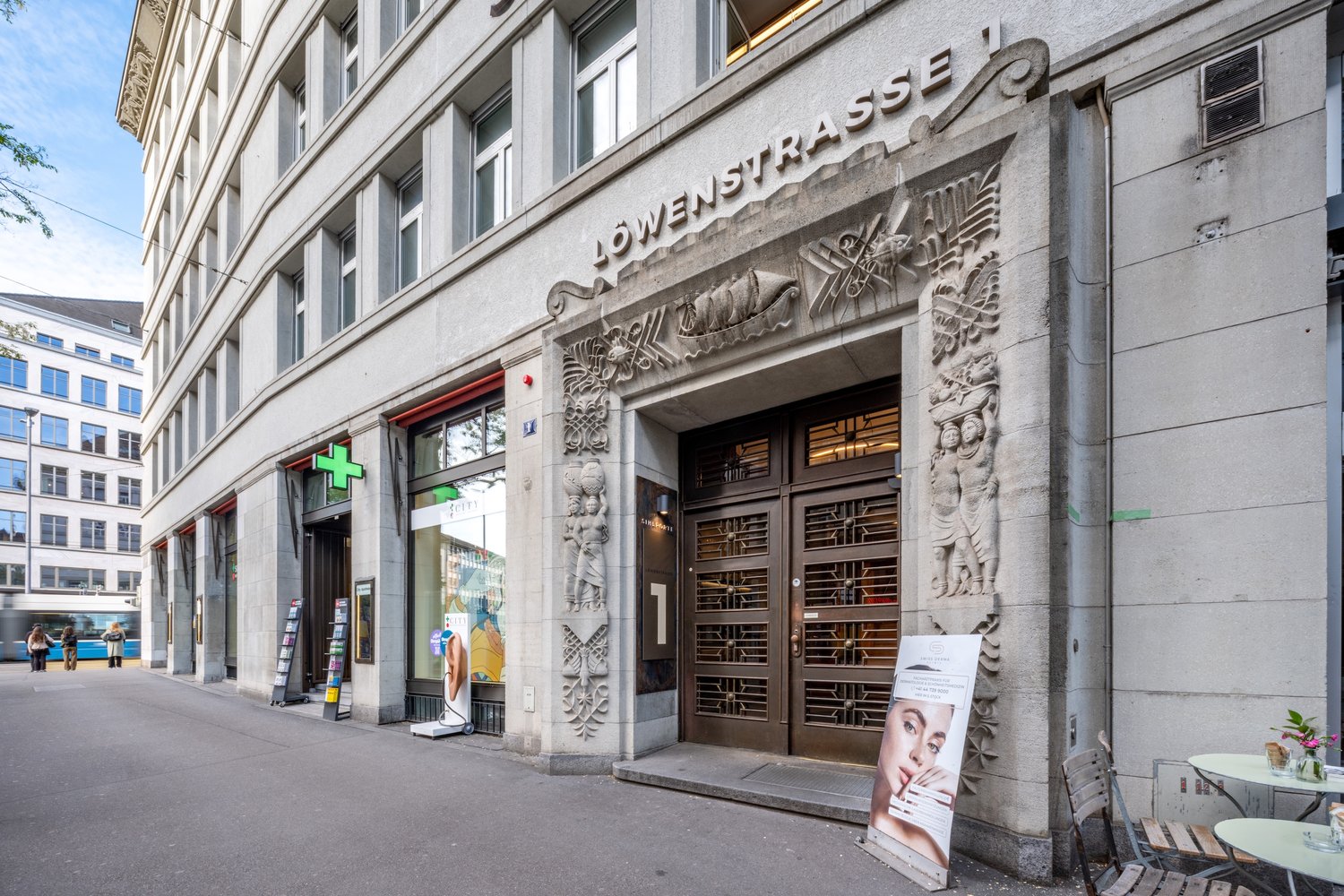 description":"La surface de bureaux attrayante et aménagée dans l'immeuble commercial fraîchement rénové Sihlporte est adaptée à un gestionnaire de fortune ou à une société de conseil. Devenez le voisin d'avocats, de sociétés de conseil de renommée internationale et de magasins intéressants.

La sur