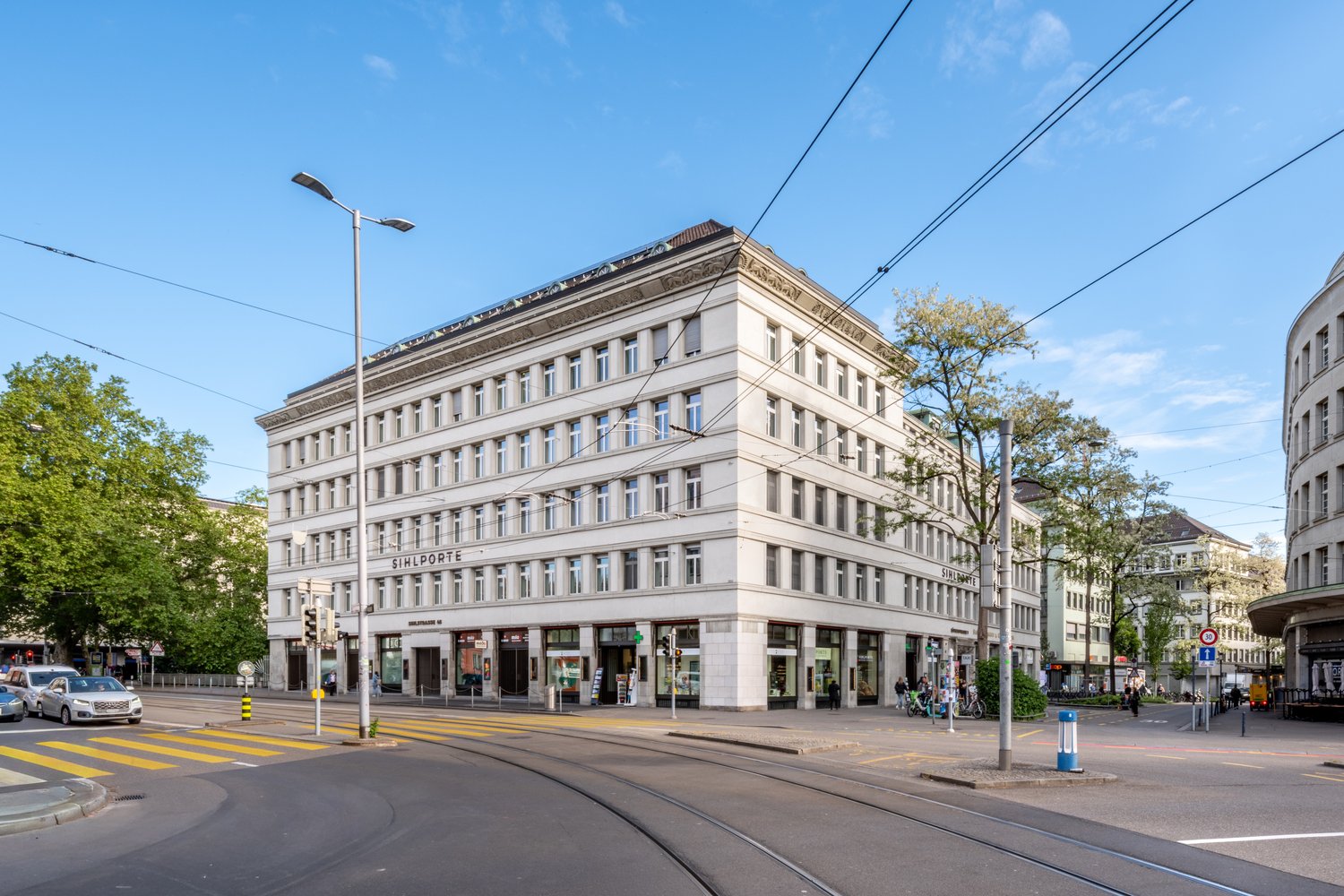 description":"La surface de bureaux attrayante et aménagée dans l'immeuble commercial fraîchement rénové Sihlporte est adaptée à un gestionnaire de fortune ou à une société de conseil. Devenez le voisin d'avocats, de sociétés de conseil de renommée internationale et de magasins intéressants.

La sur
