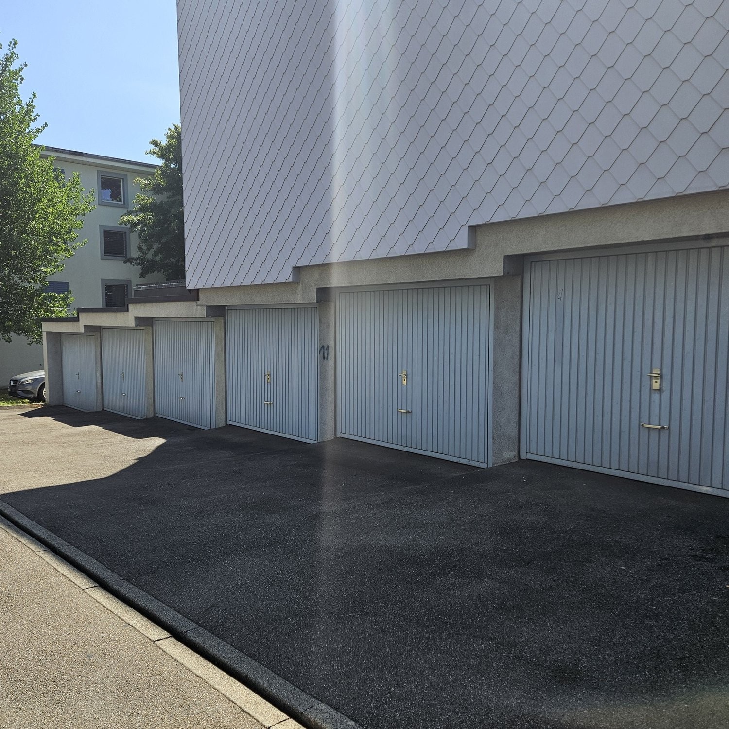 Un garage individuel
Dans un emplacement central à Zürich-Seebach, nous louons dès maintenant ou sur rendez-vous un box de garage, limité jusqu'au 31.03.2027.
Avons-nous suscité votre intérêt ? Nous nous tenons volontiers à votre disposition pour toute question et/ou pour une visite.
Nous nous ré