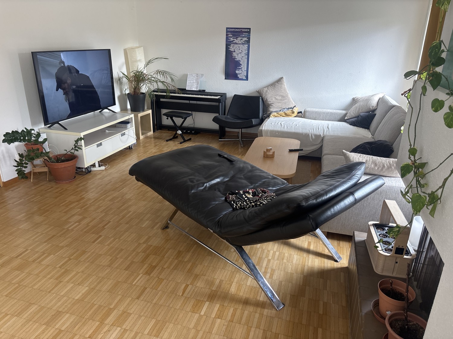 Chambre dans une colocation

Salut salut,

Je quitte ma colocation à Brunaupark. Nous sommes 5 personnes, avons une grande terrasse, un grand salon, une grande cuisine avec lave-vaisselle et lave-linge, et 3 salles de bain.

L'appartement est super calme, entouré de verdure, mais à seulement 1 minut