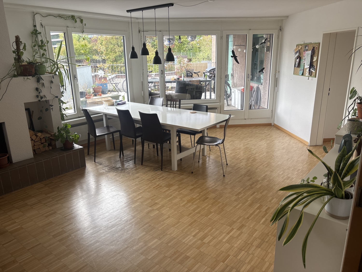 Chambre dans une colocation

Salut salut,

Je quitte ma colocation à Brunaupark. Nous sommes 5 personnes, avons une grande terrasse, un grand salon, une grande cuisine avec lave-vaisselle et lave-linge, et 3 salles de bain.

L'appartement est super calme, entouré de verdure, mais à seulement 1 minut
