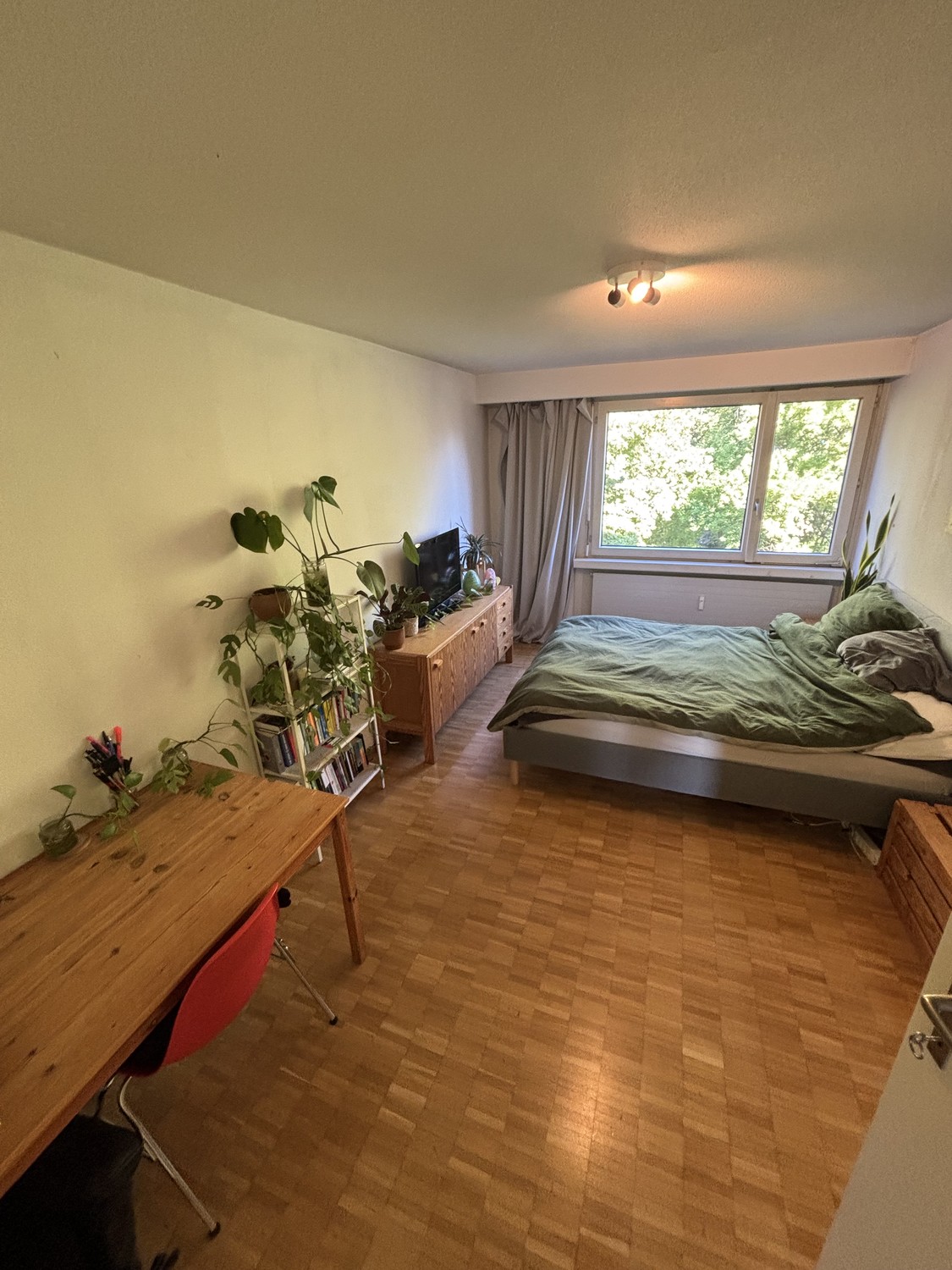 Chambre dans une colocation

Salut salut,

Je quitte ma colocation à Brunaupark. Nous sommes 5 personnes, avons une grande terrasse, un grand salon, une grande cuisine avec lave-vaisselle et lave-linge, et 3 salles de bain.

L'appartement est super calme, entouré de verdure, mais à seulement 1 minut