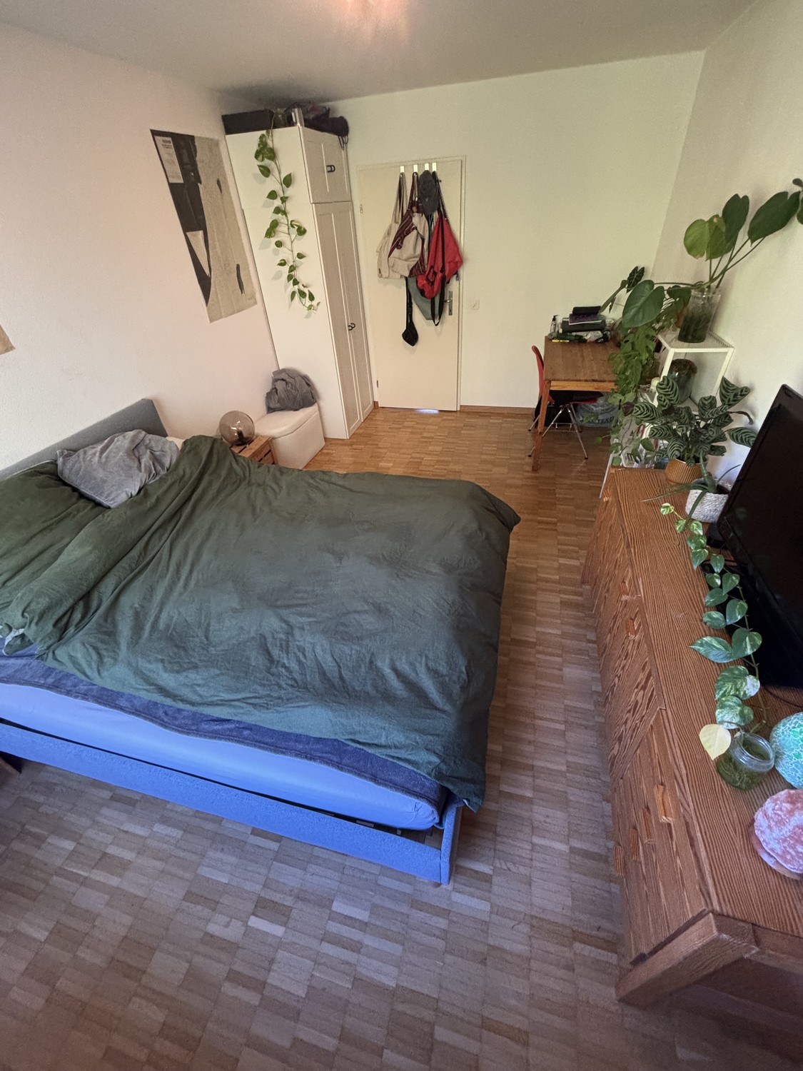 Chambre dans une colocation

Salut salut,

Je quitte ma colocation à Brunaupark. Nous sommes 5 personnes, avons une grande terrasse, un grand salon, une grande cuisine avec lave-vaisselle et lave-linge, et 3 salles de bain.

L'appartement est super calme, entouré de verdure, mais à seulement 1 minut