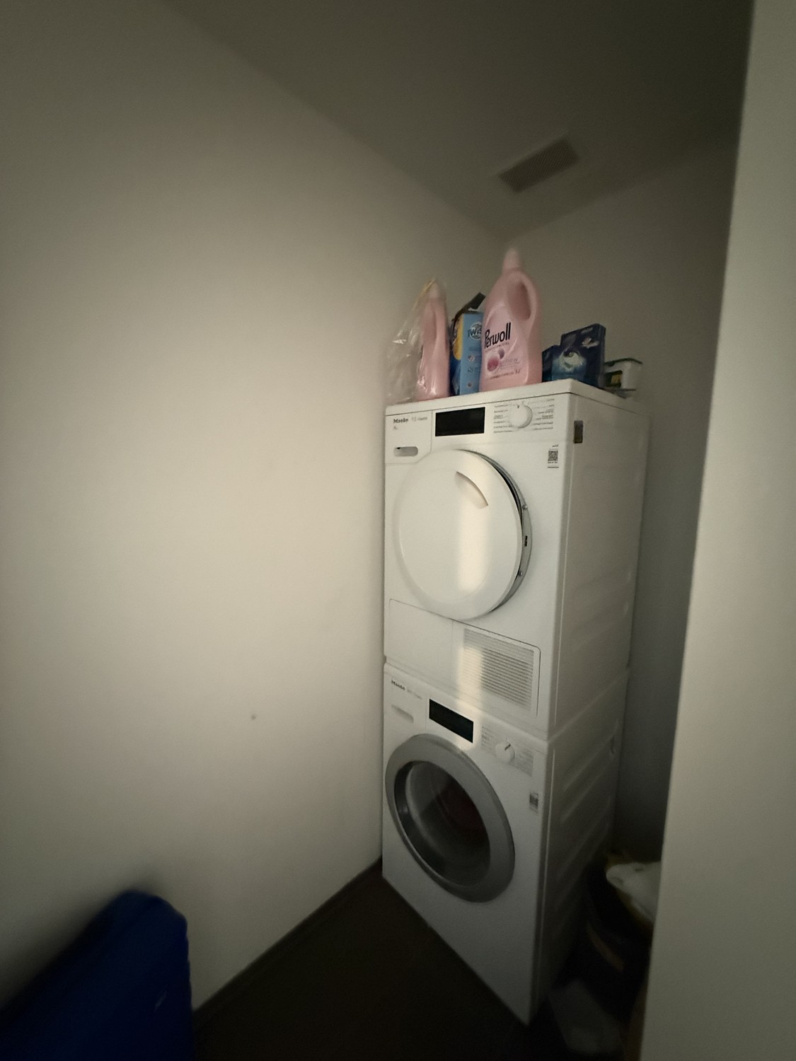 Zimmer in einer Wohngemeinschaft
Zimmer zur Miete in Wiedikon, 8003 Zurich, mit privatem Badezimmer mit Dusche und gemeinsamer Nutzung der Küche, des Wohnzimmers und des Waschbereichs.
Die Wohnung befindet sich im 4. Stock mit Aufzug in Wiedikon, in einer sehr praktischen und zentralen Lage. Der P, Foto 4 von 4