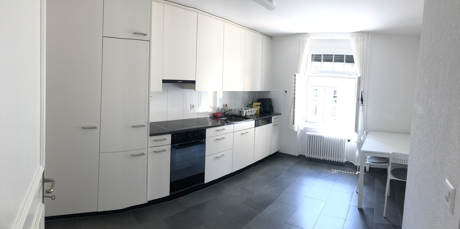 Chambre dans une colocation
Chambre meublée et spacieuse disponible au centre de Zurich du **9 décembre au 5 mars**. La chambre est lumineuse, grande et entièrement meublée, avec le **Wi-Fi inclus**. L'appartement est situé à seulement **3 minutes à pied de Zürich HB**, avec un **arrêt de tram just, photo 2 sur 4