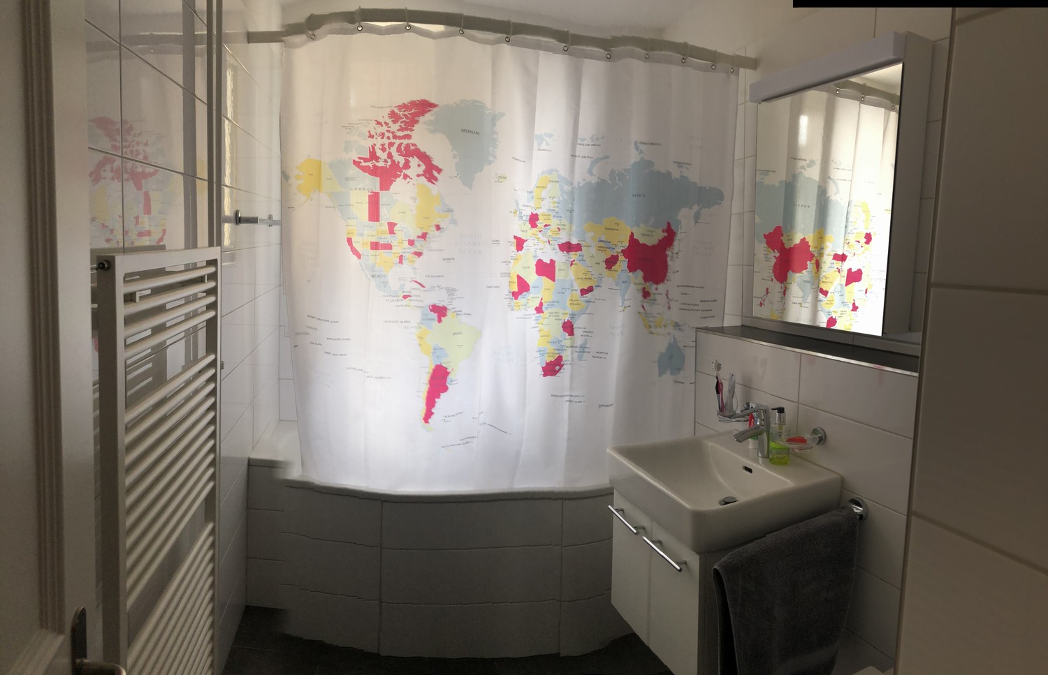 Chambre dans une colocation
Chambre meublée et spacieuse disponible au centre de Zurich du **9 décembre au 5 mars**. La chambre est lumineuse, grande et entièrement meublée, avec le **Wi-Fi inclus**. L'appartement est situé à seulement **3 minutes à pied de Zürich HB**, avec un **arrêt de tram just, photo 4 sur 4