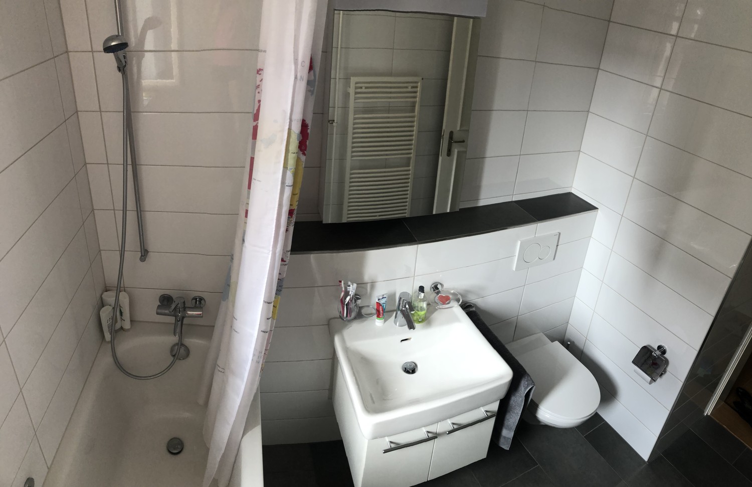 Chambre dans une colocation
Chambre meublée et spacieuse disponible au centre de Zurich du **9 décembre au 5 mars**. La chambre est lumineuse, grande et entièrement meublée, avec le **Wi-Fi inclus**. L'appartement est situé à seulement **3 minutes à pied de Zürich HB**, avec un **arrêt de tram just, photo 3 sur 4