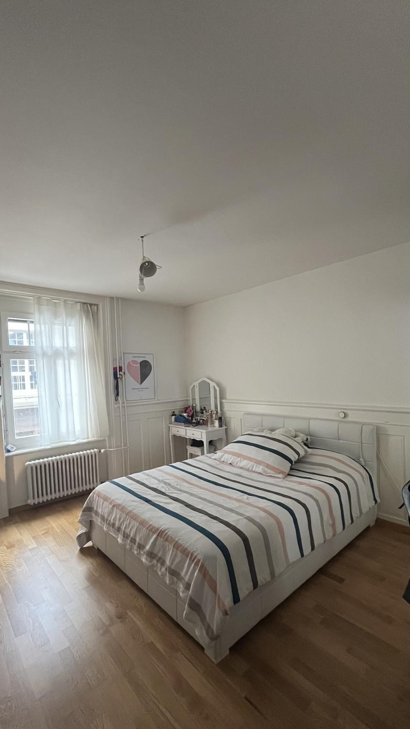 Chambre dans une colocation
Chambre meublée et spacieuse disponible au centre de Zurich du **9 décembre au 5 mars**. La chambre est lumineuse, grande et entièrement meublée, avec le **Wi-Fi inclus**. L'appartement est situé à seulement **3 minutes à pied de Zürich HB**, avec un **arrêt de tram just, photo 1 sur 4