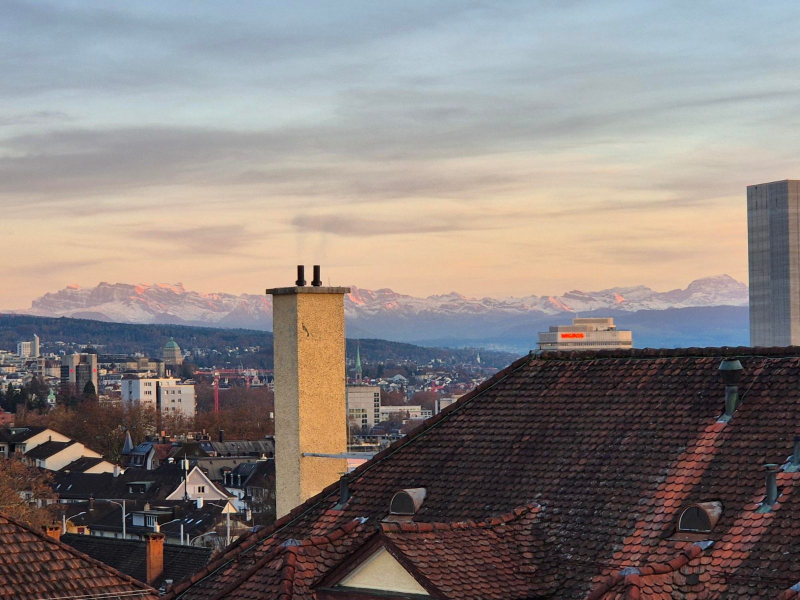 Luminoso atelier mansardato / studio con vista sulle Alpi a Zürich, foto 5 di 5