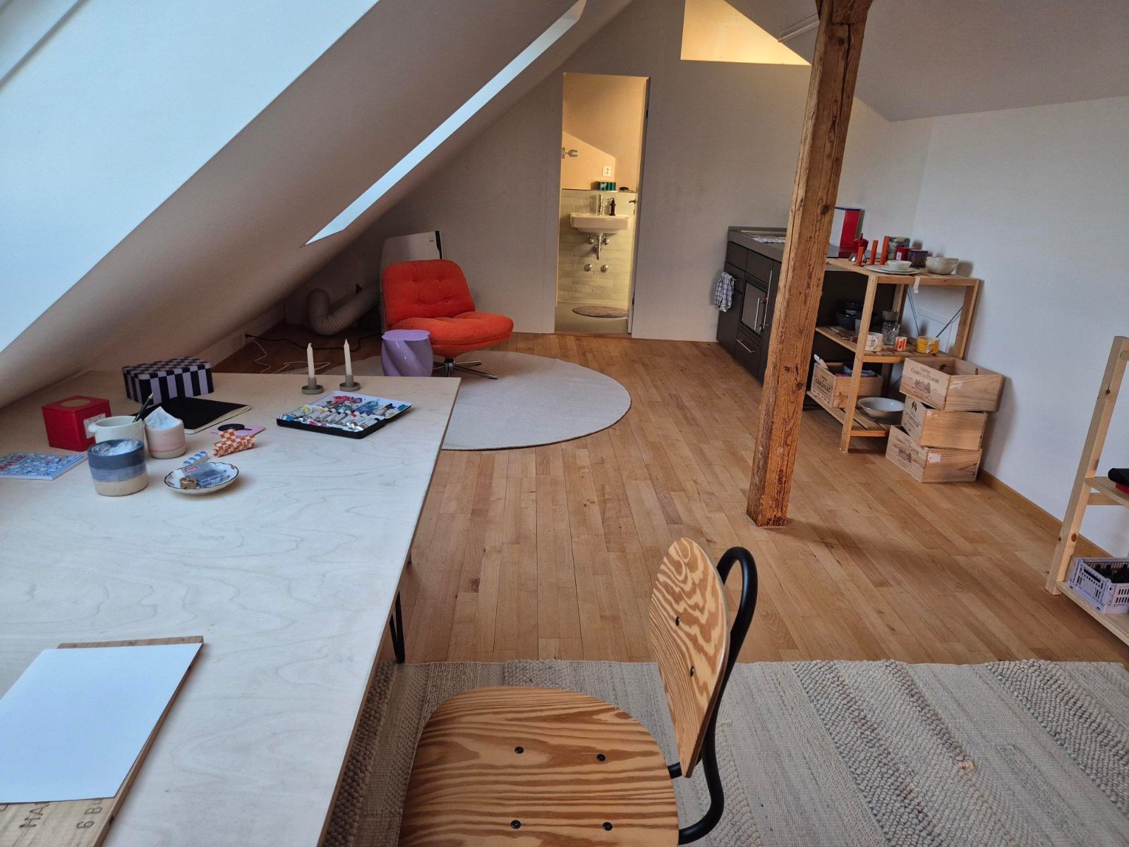 Luminoso atelier mansardato / studio con vista sulle Alpi a Zürich, foto 2 di 5