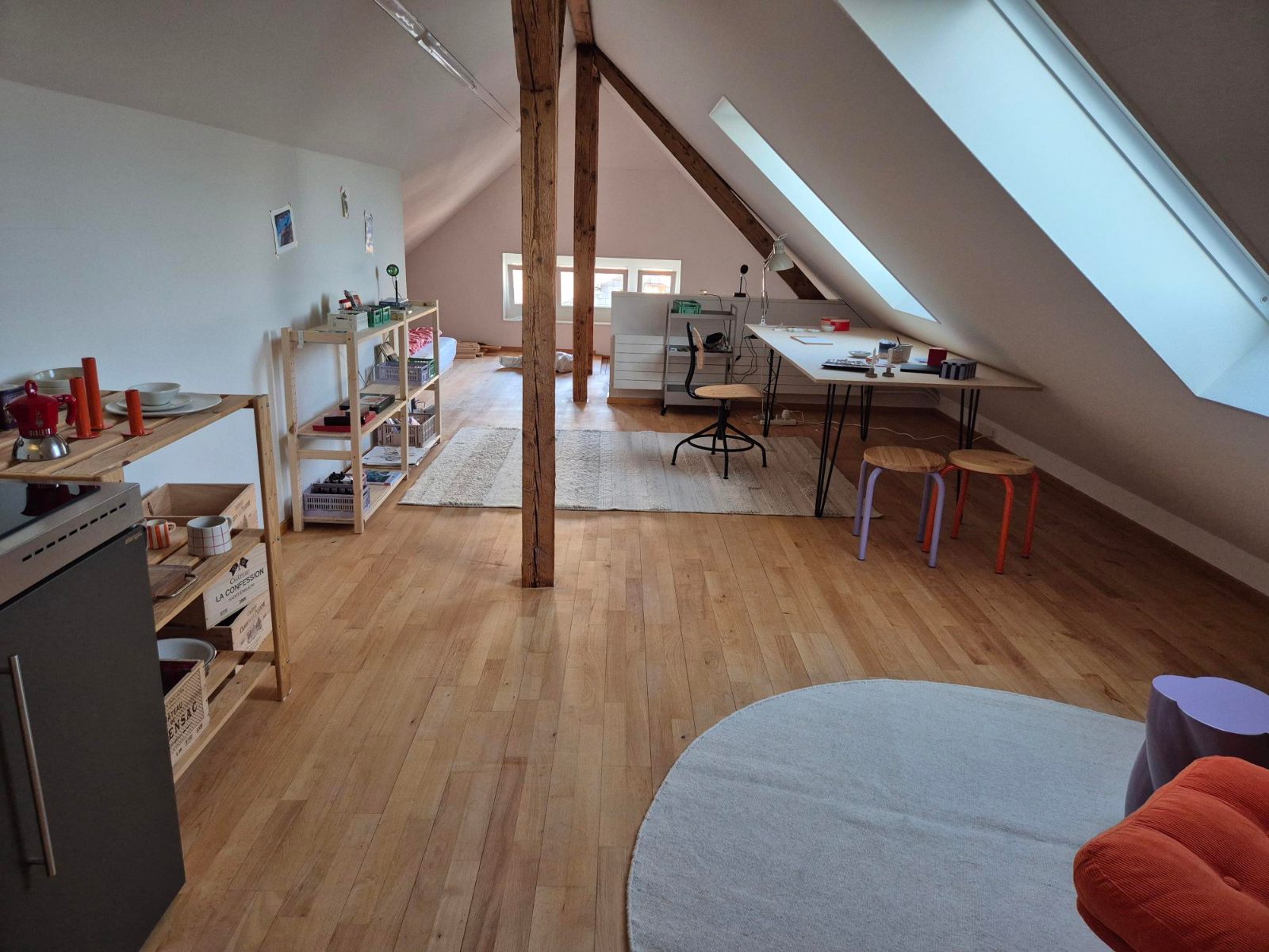 Luminoso atelier mansardato / studio con vista sulle Alpi a Zürich, foto 1 di 5