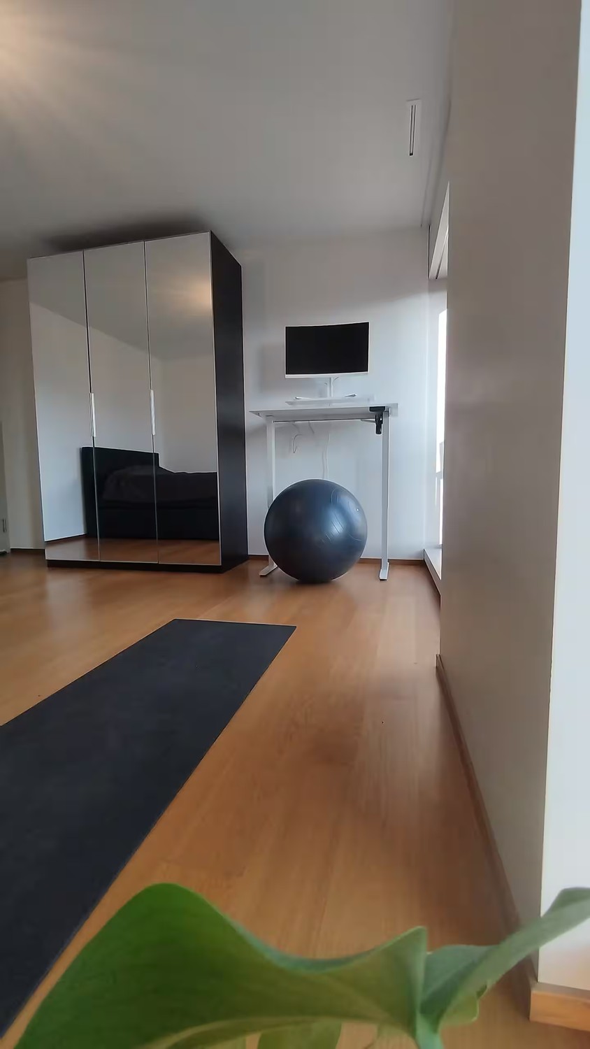 Chambre dans une colocation
Disponible d'octobre à décembre (séjour minimum de 1 mois) : une magnifique chambre privée dans un appartement en colocation moderne, avec votre propre salle de bain et votre propre réfrigérateur pour un confort maximum. Vous vivrez avec deux colocataires super cool dans, photo 3 sur 7