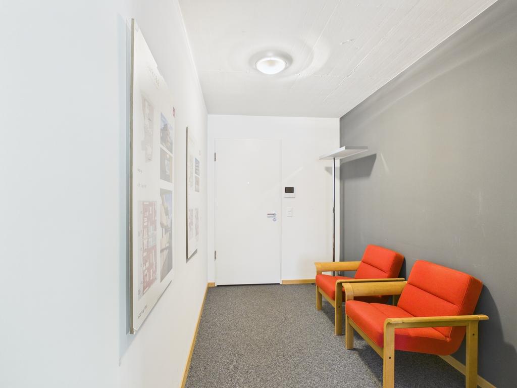 190m² office