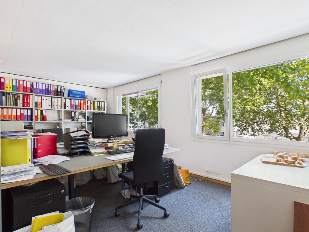 190m² office