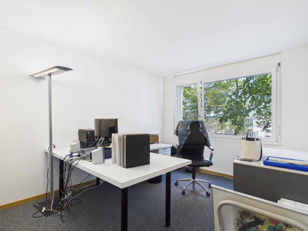 190m² office