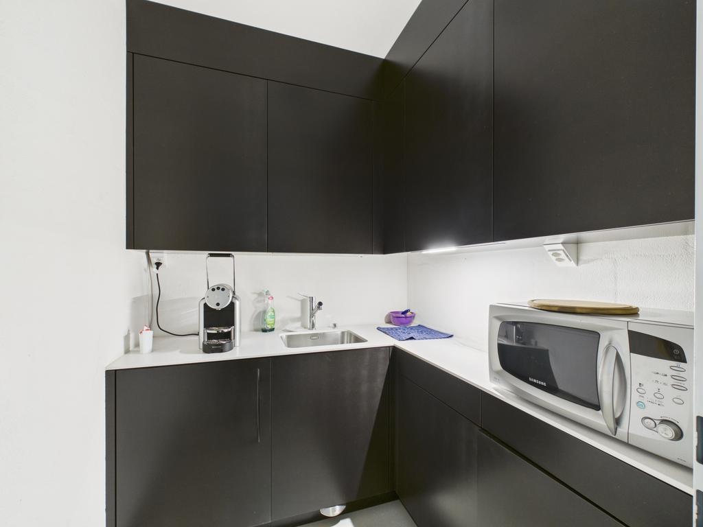 190m² office
