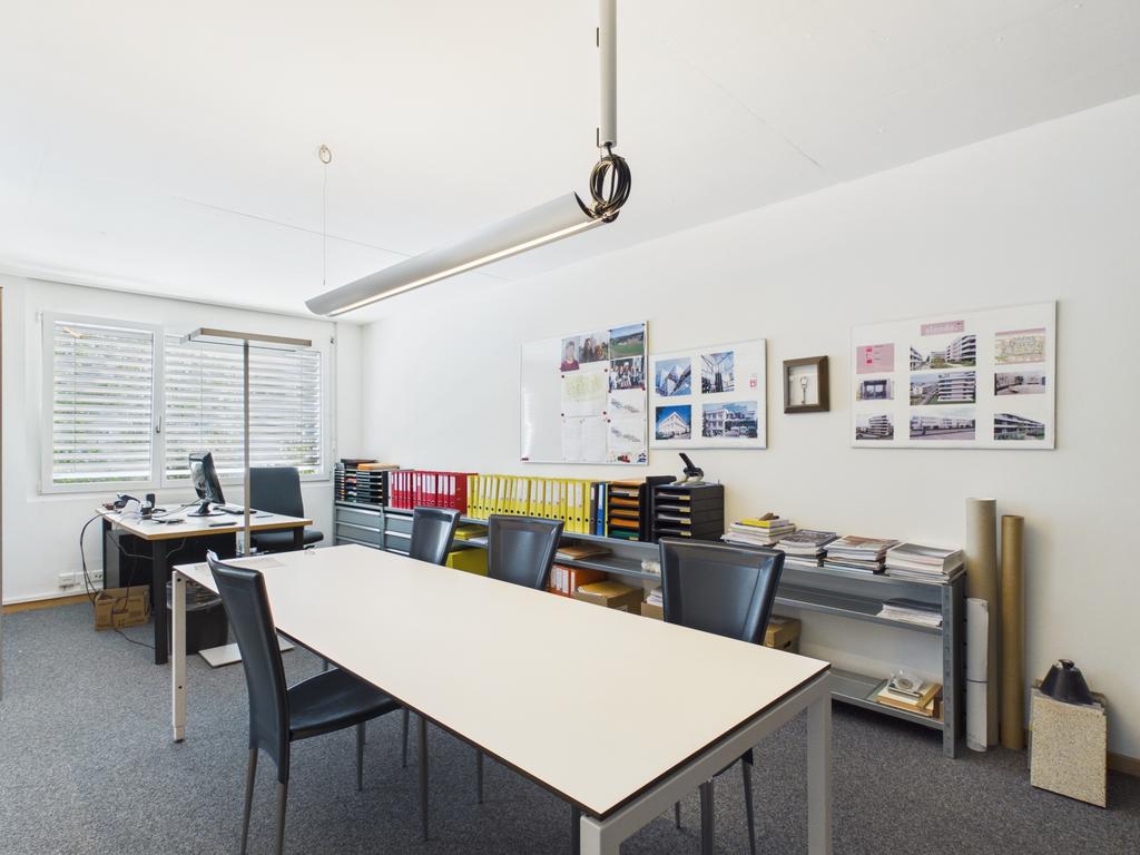 190m² office