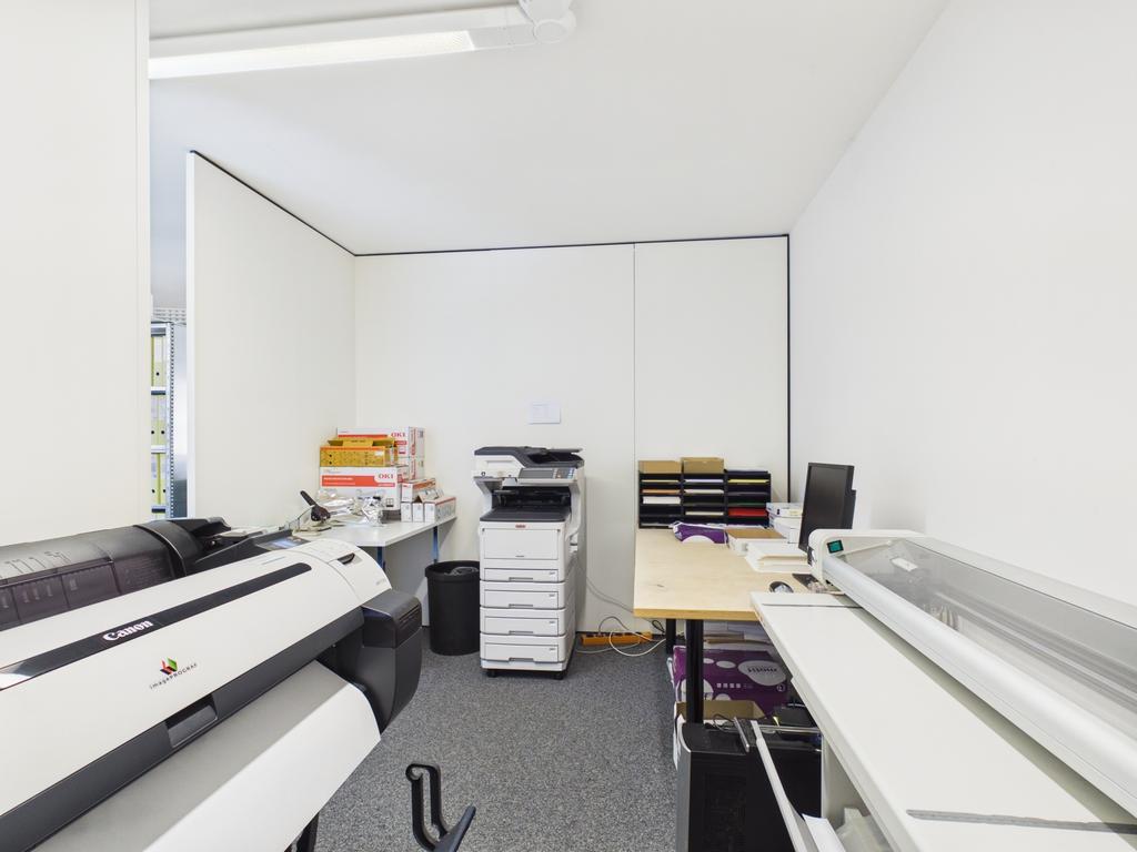 190m² office